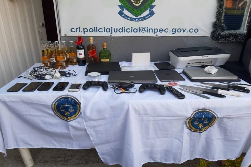 Hallan trago y celulares en centro de reclusión de testigo del caso Uribe