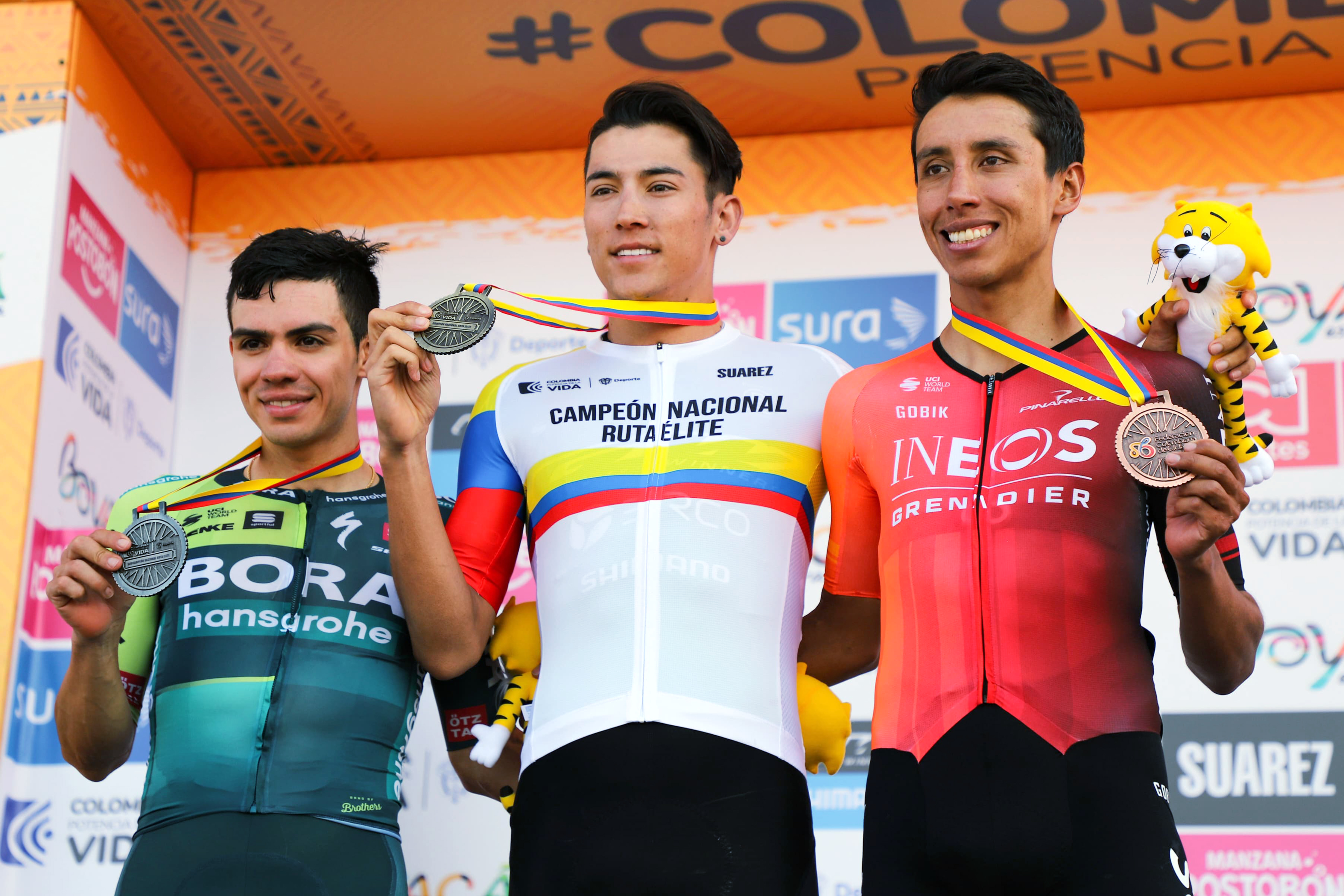 AME3004. TUNJA (COLOMBIA), 28/01/2024.- Fotografía cedida hoy, por la Federación Colombiana de Ciclismo que muestra a los ciclistas Alejandro Osorio (c) del equipo GW Shimano, Egan Bernal (Ineos) (d) y Sergio Higuita (Bora) (i) mientras sostienen sus medallas luego de finalizar la competencia en Tunja (Colombia). El corredor Alejandro Osorio, de 25 años y miembro del equipo GW Shimano, se coronó este domingo como campeón nacional de ruta de Colombia al ganar una exigente carrera en la que aguantó un ataque en los últimos kilómetros de Egan Bernal (Ineos) y Sergio Higuita (Bora). EFE/ Federación Colombiana de Ciclismo /SOLO USO EDITORIAL SOLO DISPONIBLE PARA ILUSTRAR LA NOTICIA QUE ACOMPAÑA (CRÉDITO OBLIGATORIO)