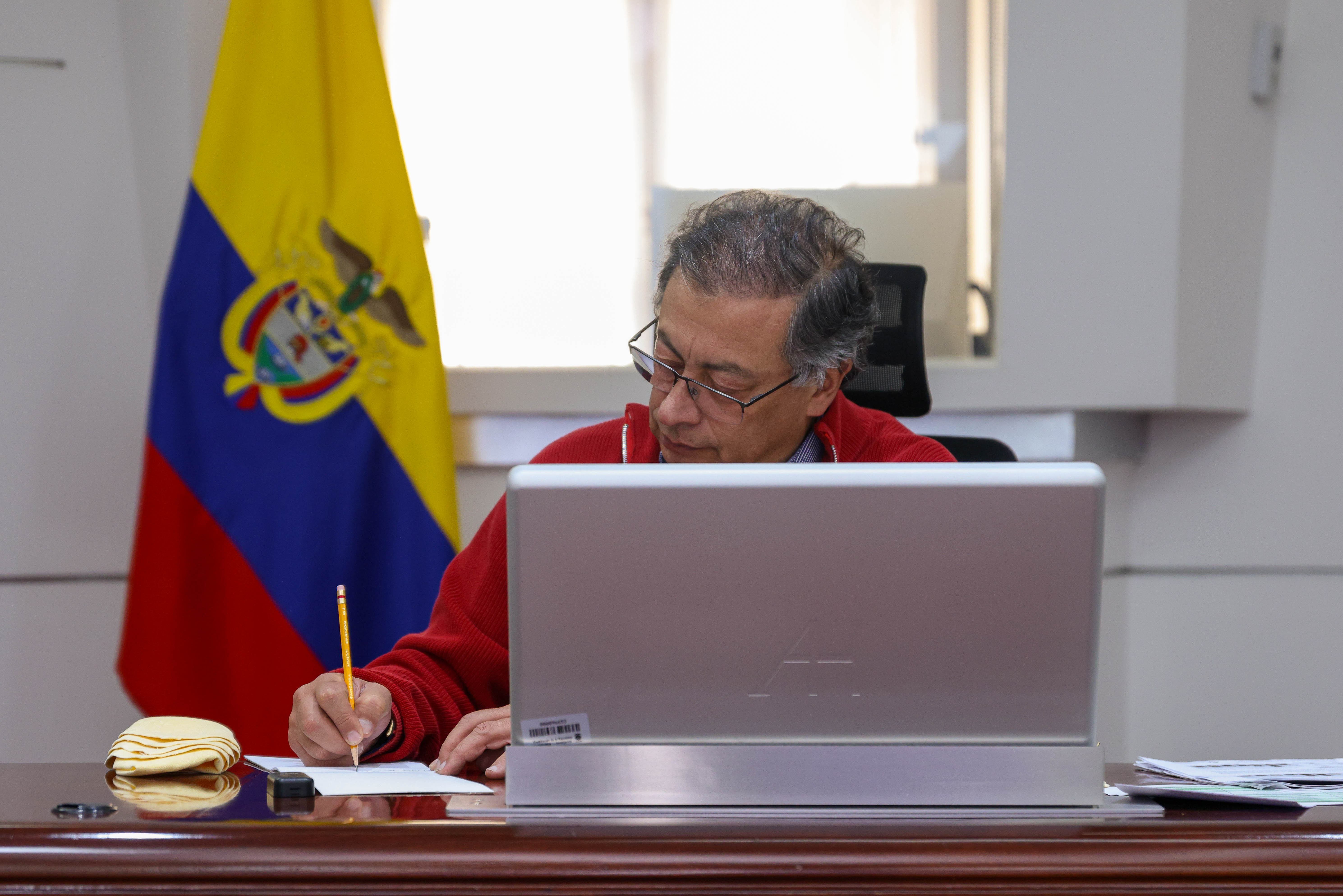 Petro envió mensaje a grupos armados y explicó alcance de la suspensión de operaciones