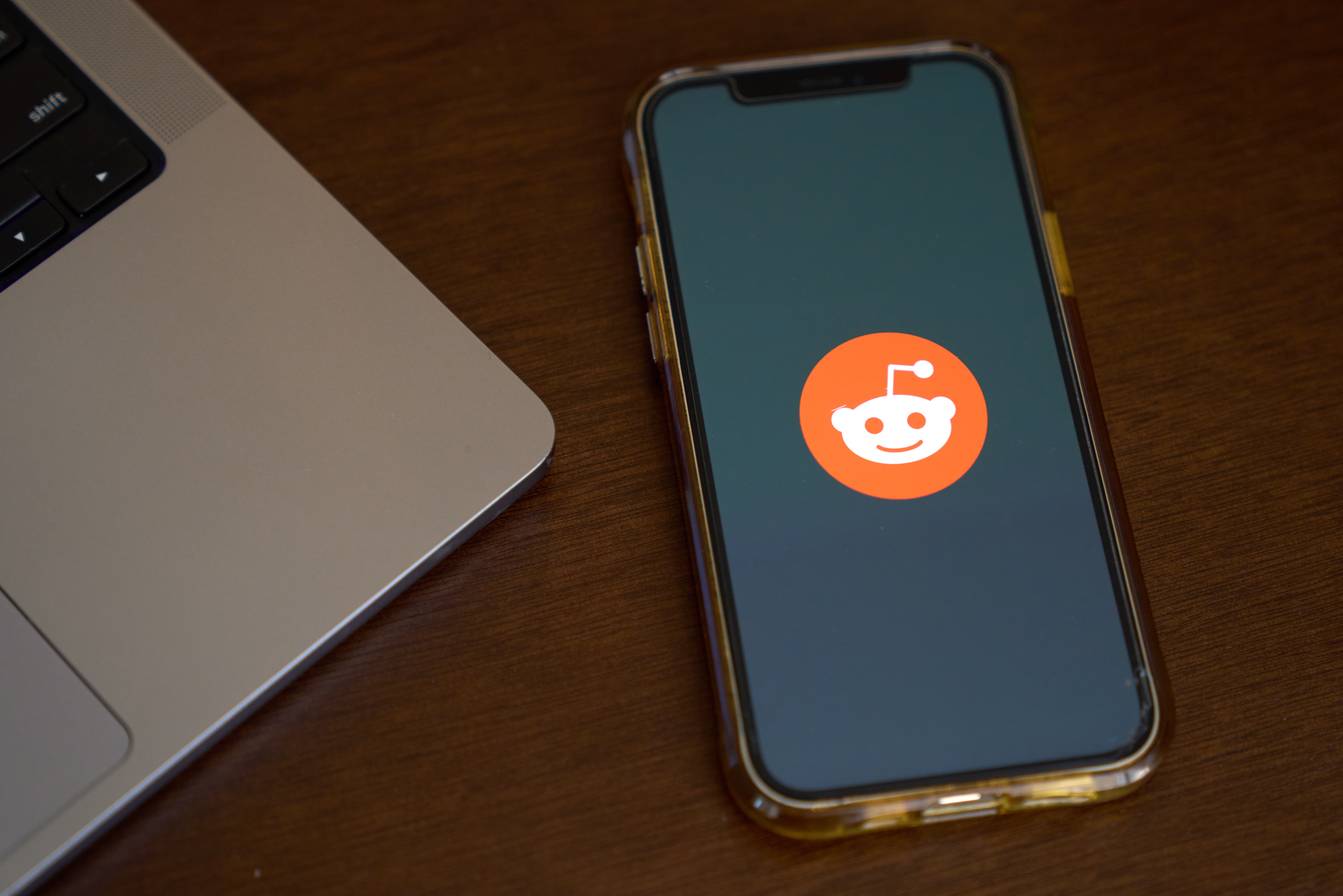 Reddit anuncia un pacto con OpenAI para llevar sus contenidos a ChatGPT