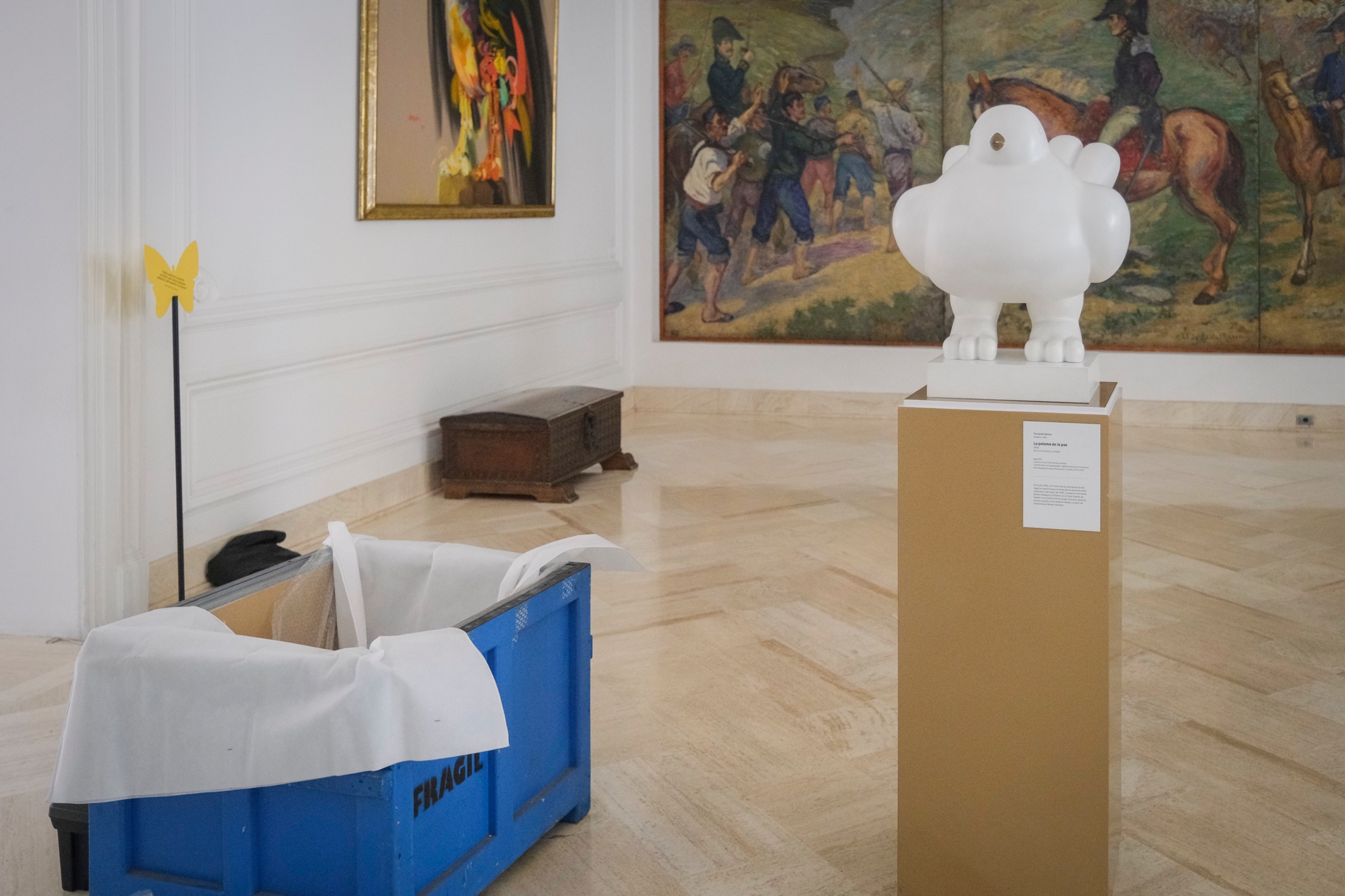 Así se realizó el traslado de "La Paloma de la Paz" de Fernando Botero desde la Casa de Nariño al Museo Nacional.