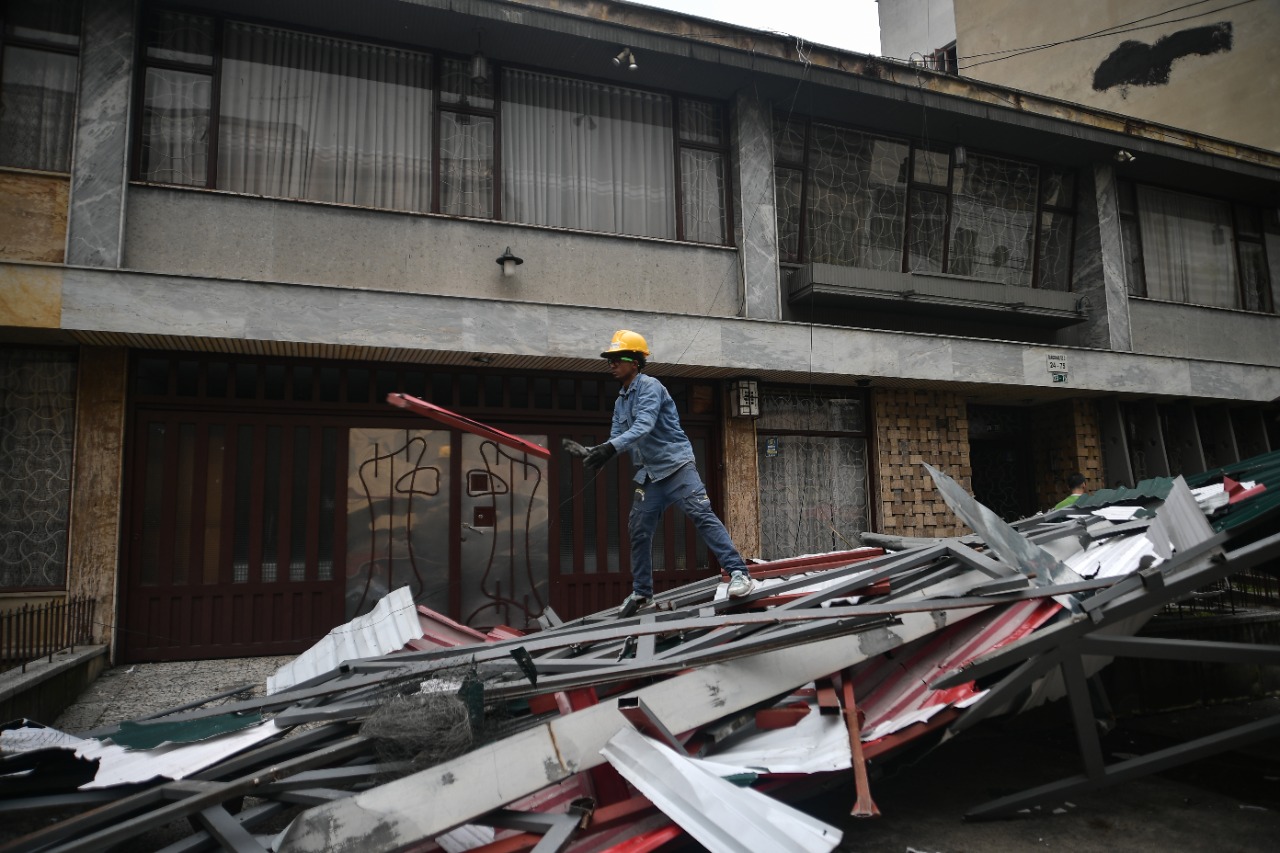 Algunas de las casas afectadas quedaron parcialmente incomunicadas hacia el exterior tras el colapso de techos en varias viviendas de la capital.