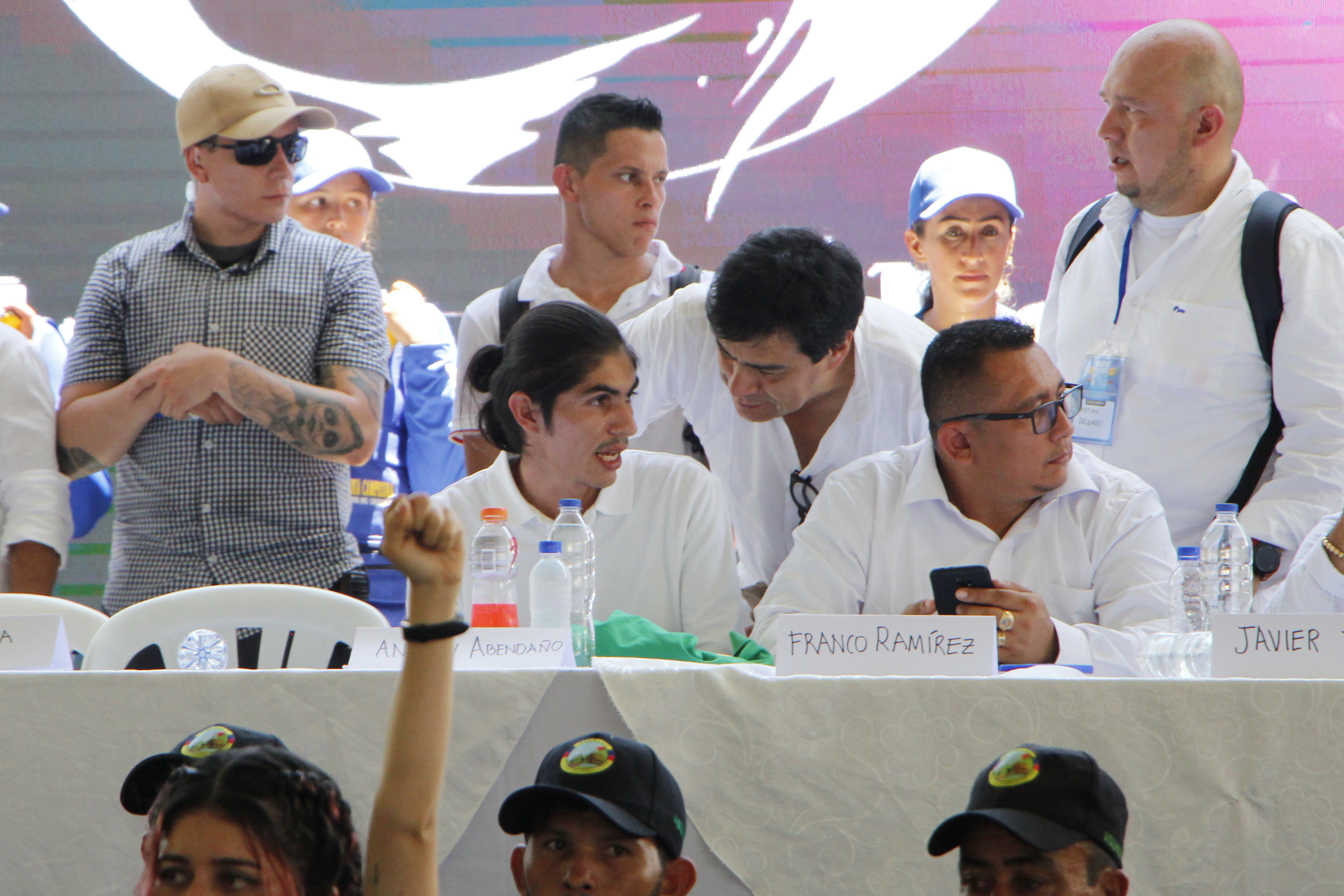 AME5504. TIBÚ (COLOMBIA), 08/10/2023.- El vocero de la delegación del EMC, Andrey Avendaño (2-i) habla hoy con el alto comisionado para la paz de Colombia, Danilo Rueda (c) en el polideportivo municipal en Tibú (Colombia). Las delegaciones del Gobierno colombiano y del Estado Mayor Central, principal disidencia de las FARC, instalan este domingo en la población de Tibú, oficialmente los diálogos de paz. EFE/Mario Caicedo