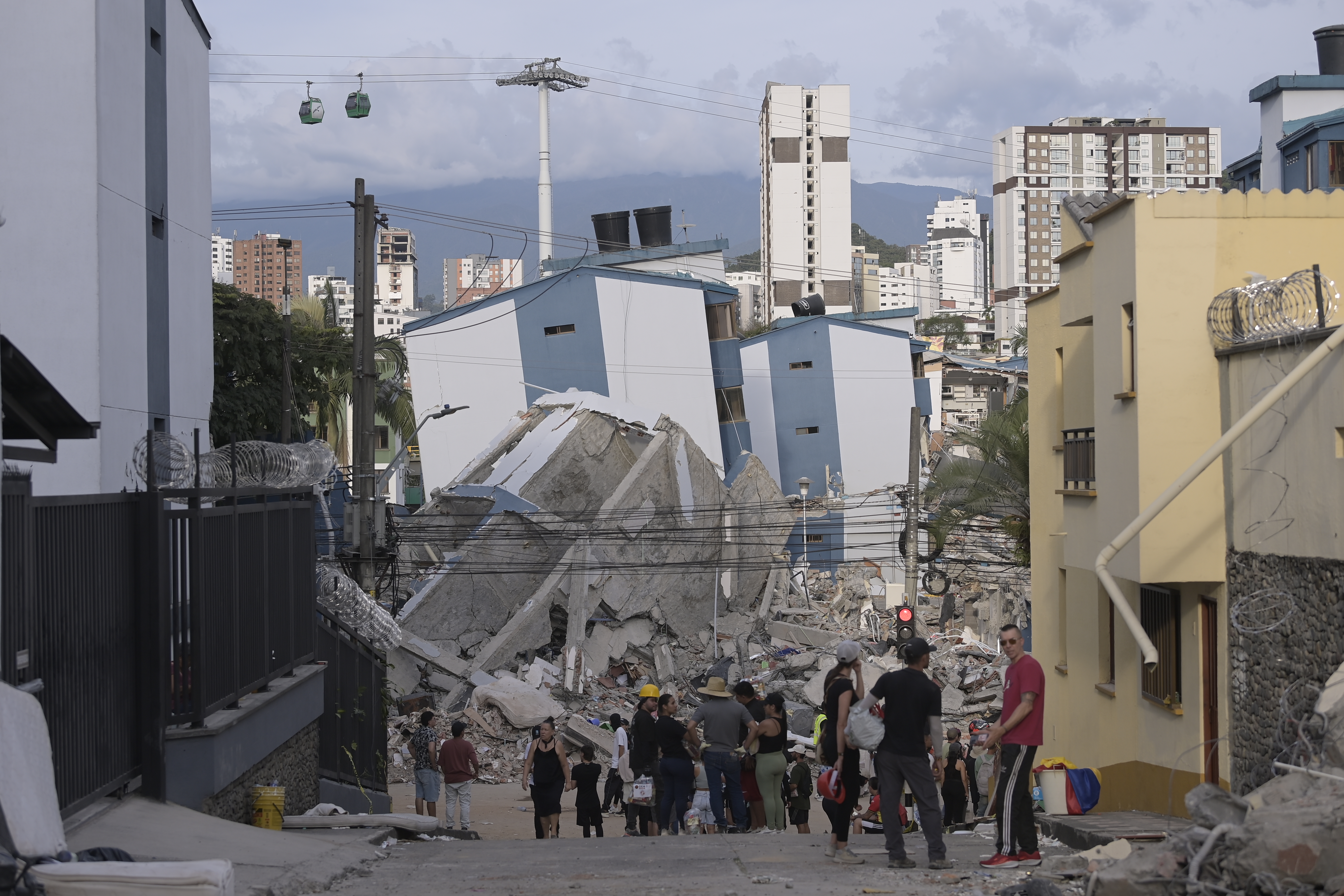 Rescatistas profesionales, acompañados por voluntarios y fuerza pública, retiran escombros y buscan sobrevivientes el 12 de agosto, tercer día del terremoto de 7.4 que azoto varias regiones de Colombia.