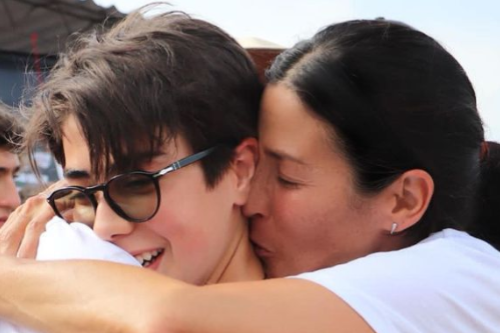 Sebastián Martínez y Kathy Sáenz celebran triunfo deportivo de su hijo Amador