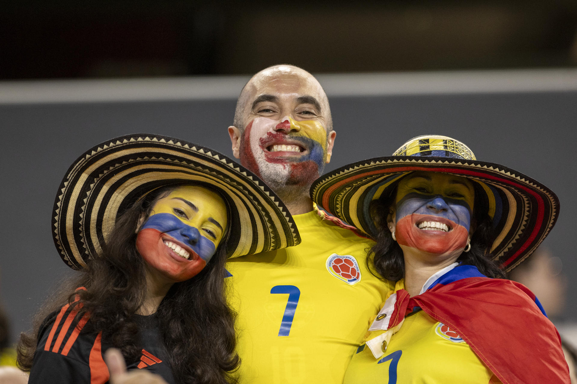 GR2010. NUEVA JERSEY (ESTADOS UNIDOS), 14/10/2025.- Hinchas de Colombia animan este martes, previo a un partido amistoso entre Colombia y Canadá en el estadio Red Bull Arena, en Nueva Jersey (Estados Unidos). EFE/ Ángel Colmenares