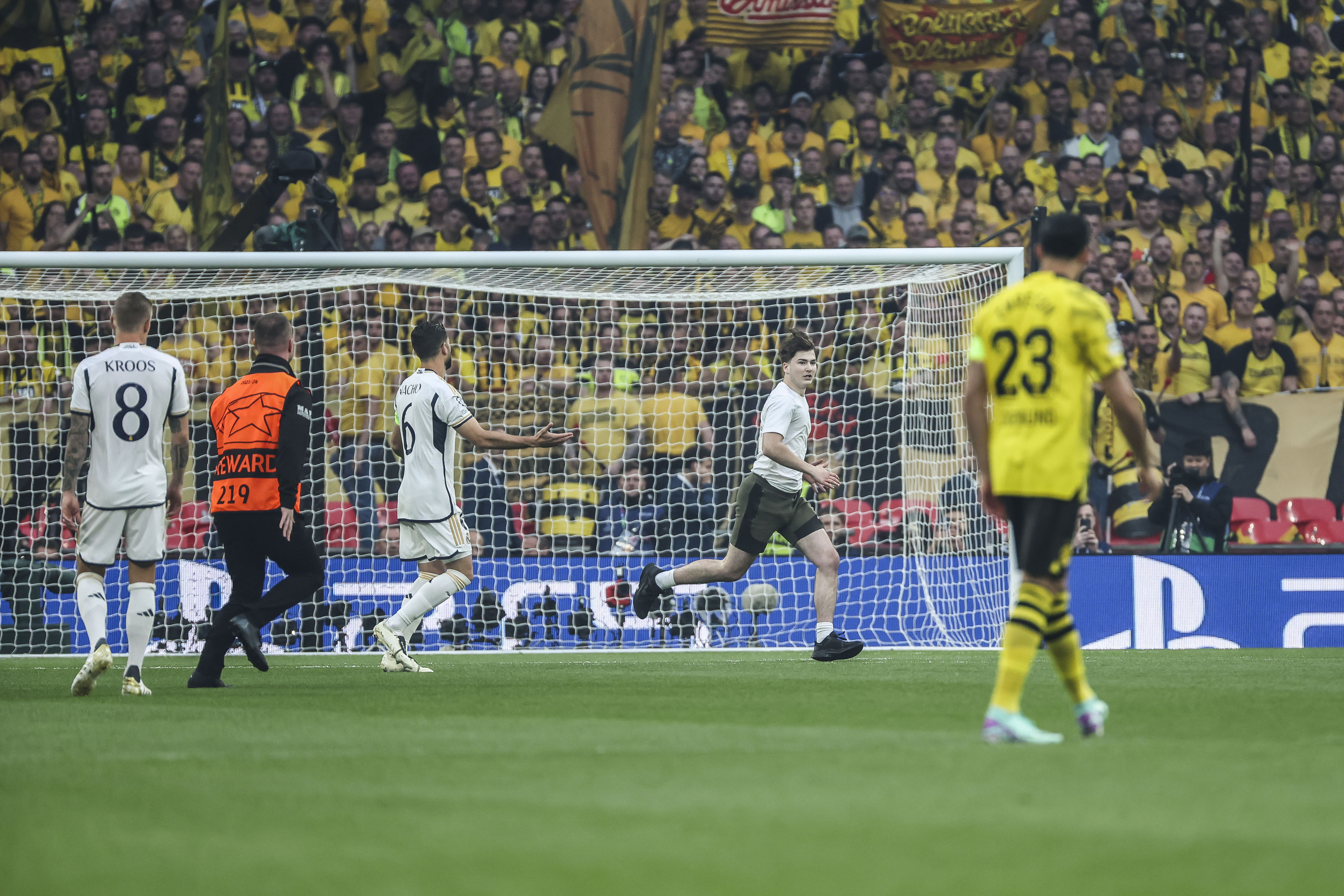 ¡Descontrol en la Champions! Varios hinchas invadieron el terreno de juego: video
