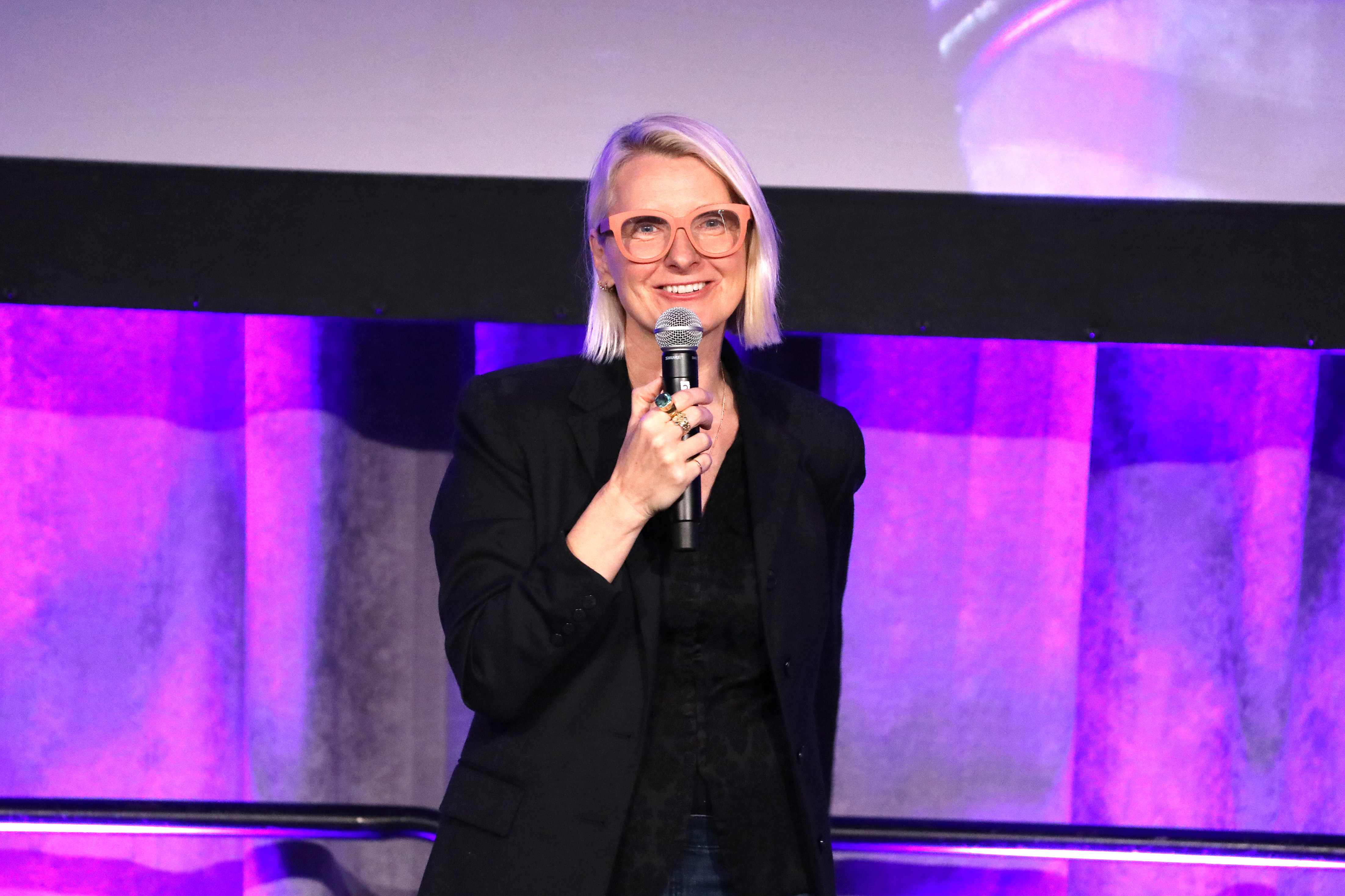Elizabeth Gilbert  durante "An Evening with Elizabeth Gilbert in Toronto", que se realizó el 22 de abril de 2023 en Toronto, Ontario.