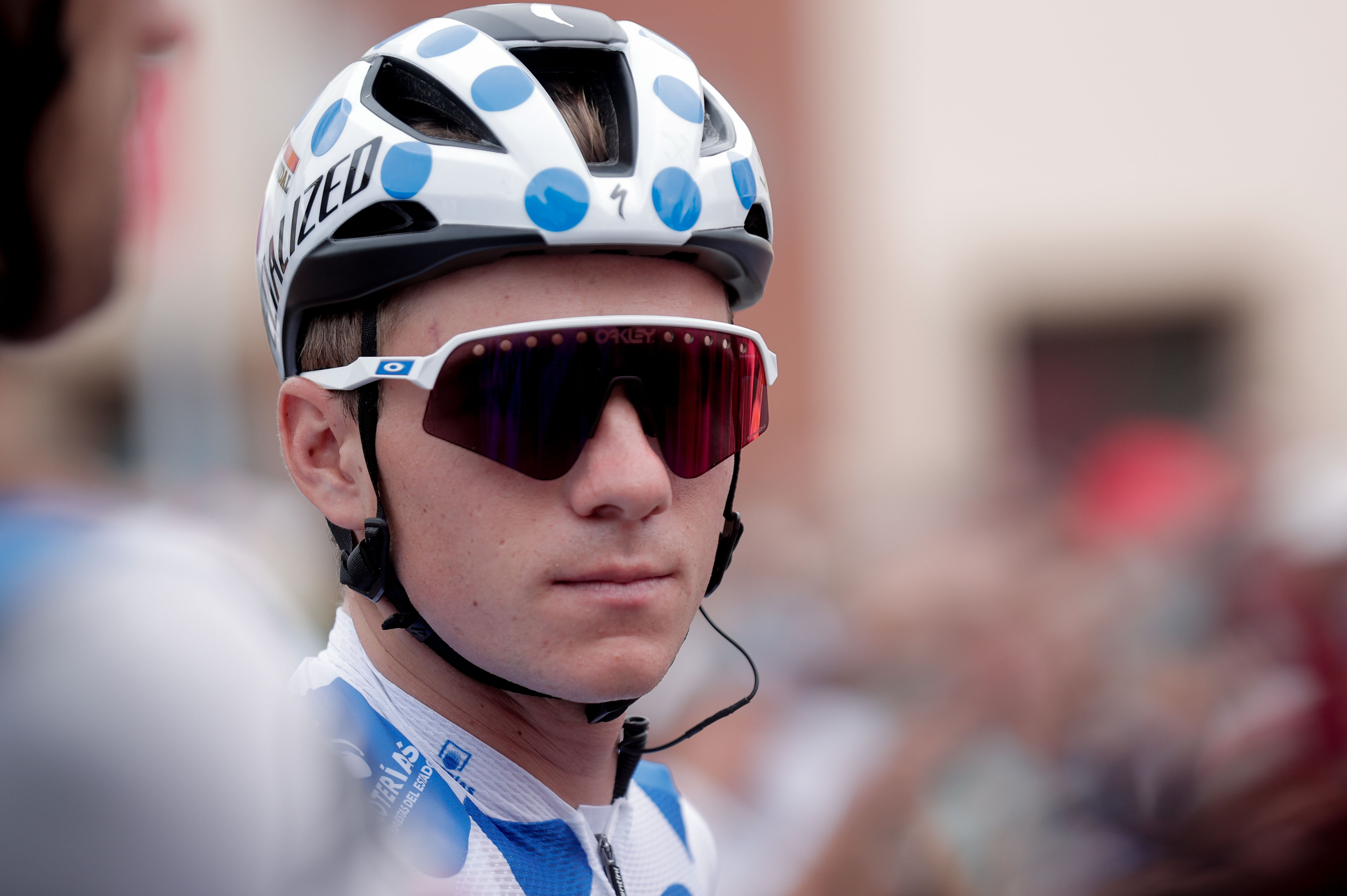 RIBADESELLA, 13/09/2023.- El ciclista belga Remco Evenepoel, del Soudal Quick Step, en el control de firmar antes del inicio de la decimoséptima etapa de la Vuelta a España disputada este miércoles entre Ribadesella y el Alto de Angliru, de 124,5 km de recorrido. EFE/ Manu Bruque