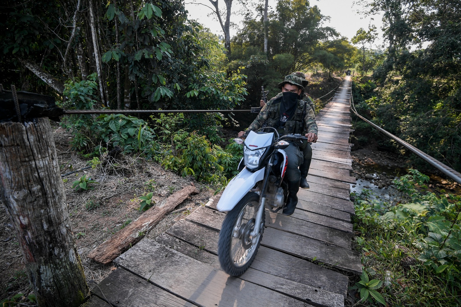 Cada integrantes de los Comandos de Frontera recibe un sueldo mensual. Aunque "Araña" no quiso revelar el valor mensual, se dice que los combatientes rasos reciben un sueldo de $2 millones y los mandos altos de hasta $20 millones.
