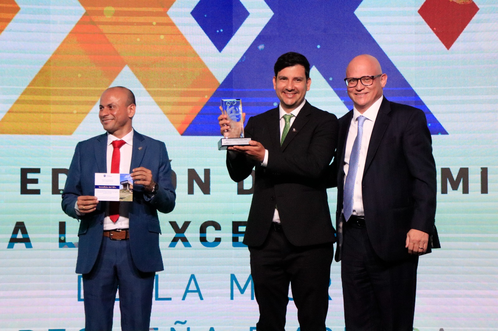 Biótica Consultores LTDA obtuvo el segundo lugar en la categoría de Pequeña Empresa. Juan Francisco Sánchez Pérez, vicepresidente de mercadeo del Banco Caja Social (derecha)