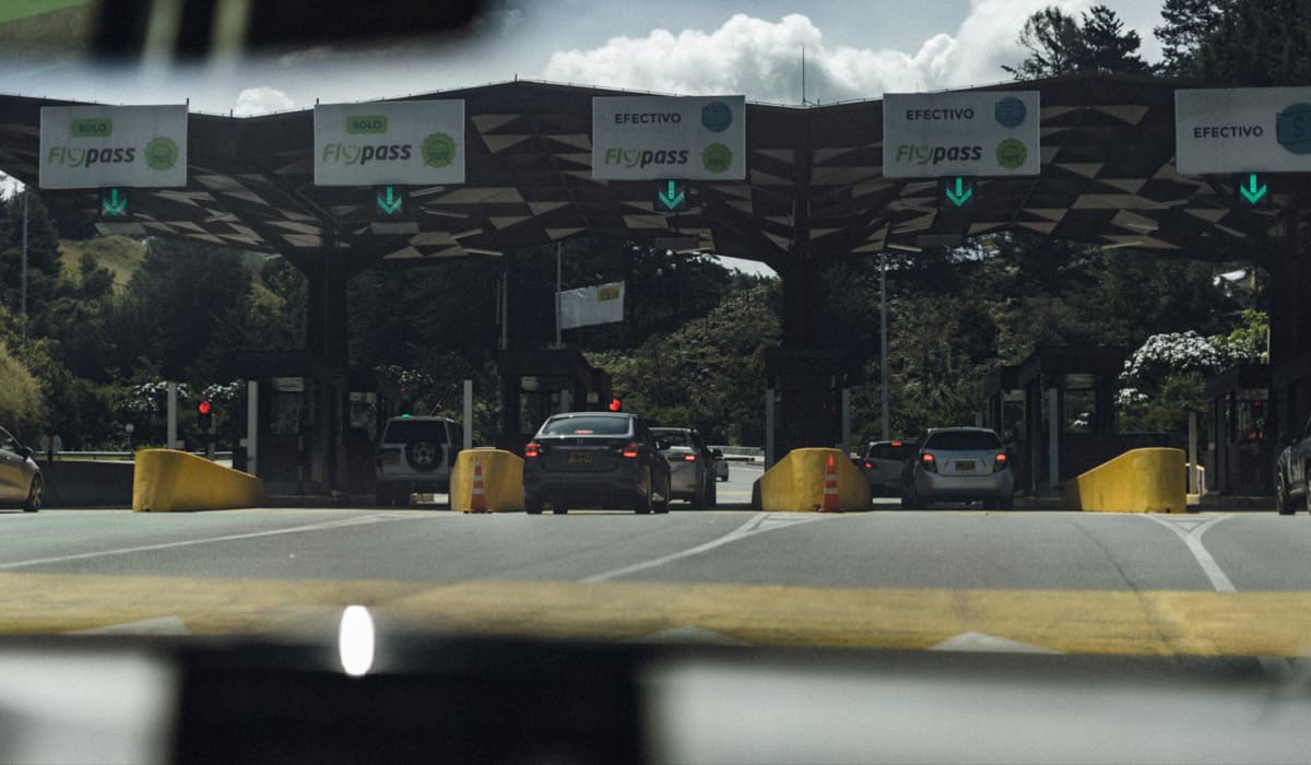 Un carro se demora milisegundos en pasar por un peaje con el tag de Flypass