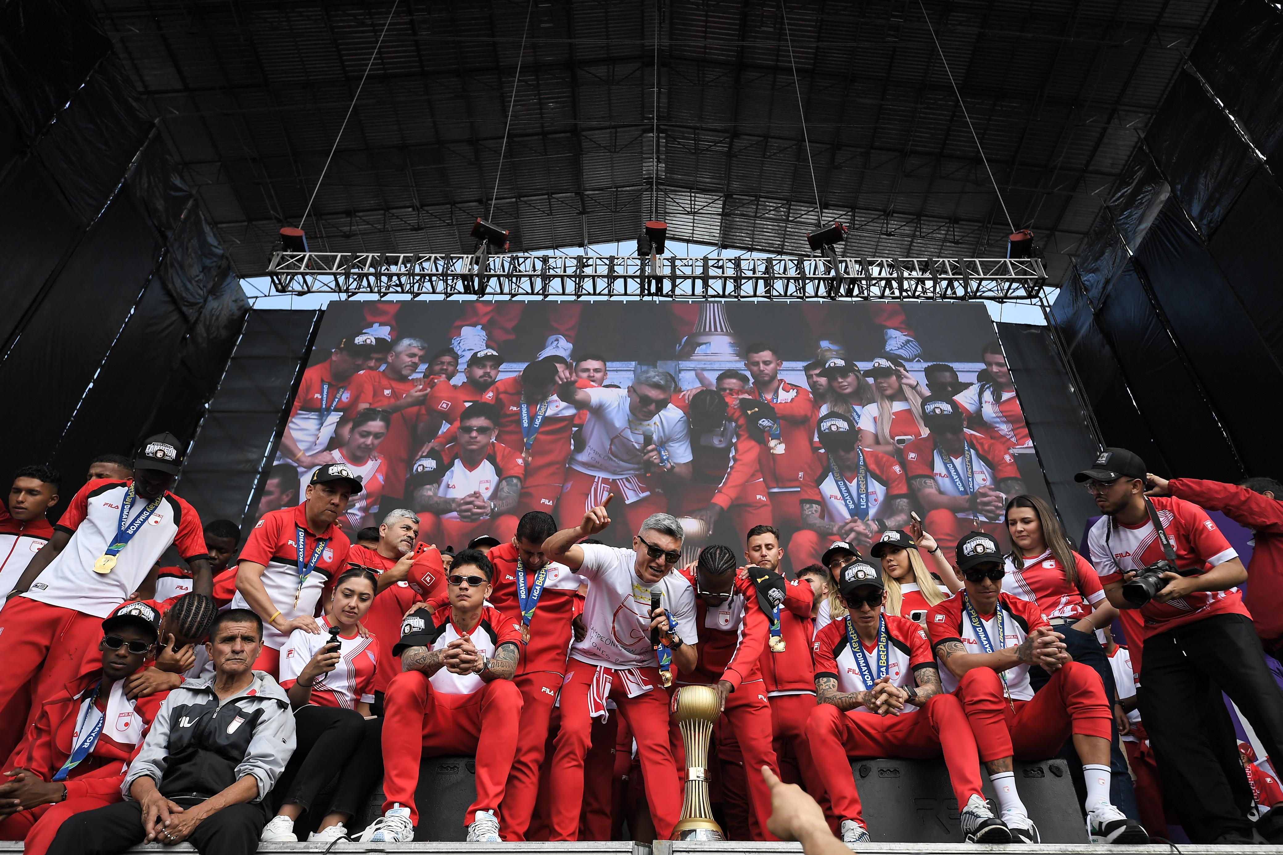Las calles de Bogotá se desbordaron para festejar el título de Independiente Santa Fe, que le ganó el domingo al DIM y celebró el décimo título de su historia. Así fue la fiesta de la caravana.