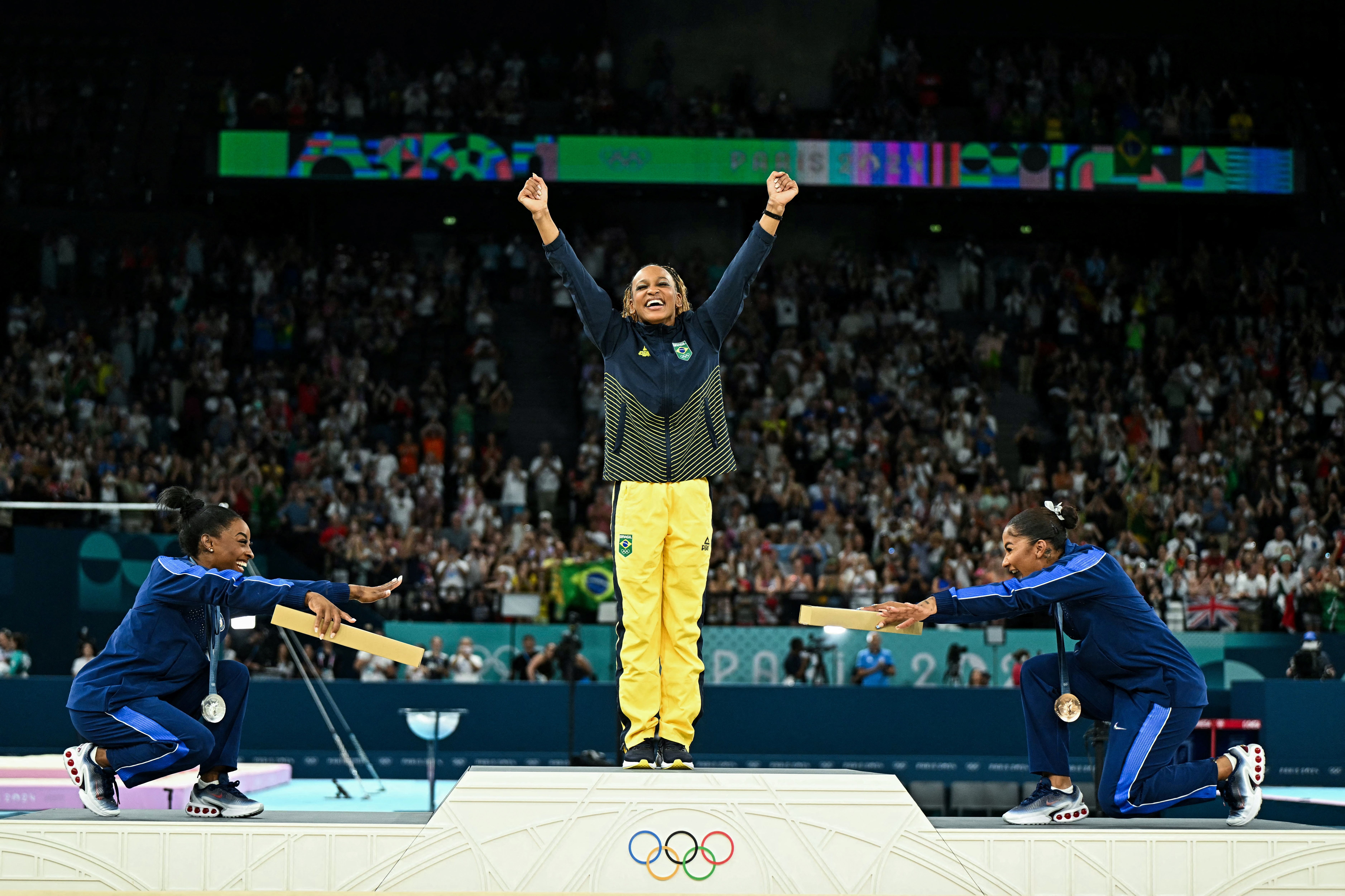 La foto que le da la vuelta al mundo: Simone Biles se inclina ante su rival