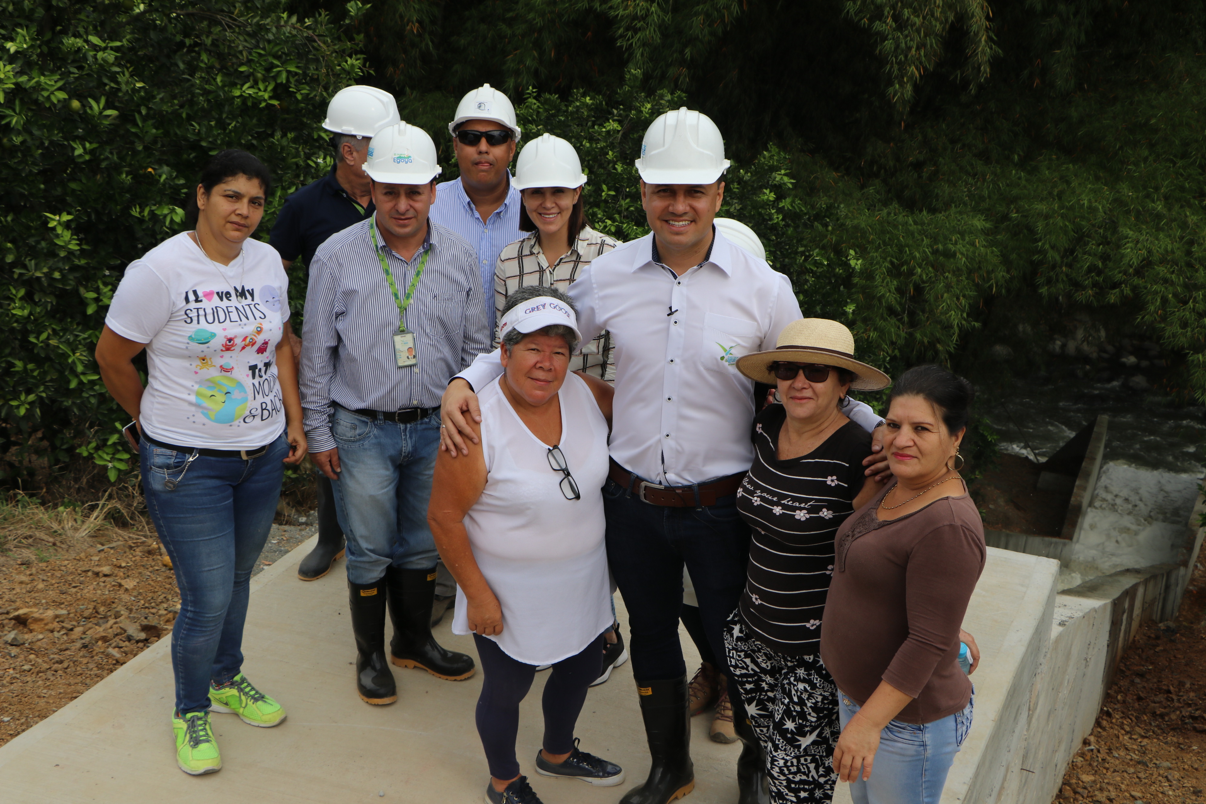 Leandro Jaramillo con la comunidad del barrio Belmonte Bajo.