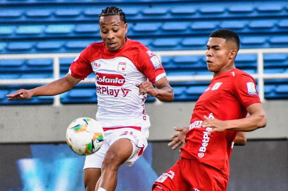 Marlon Balanta (izq.), de Santa Fe, hizo su debut como futbolista este sábado contra América de Cali, en un duelo correspondiente a la fecha cinco de la Liga BetPlay 2025.