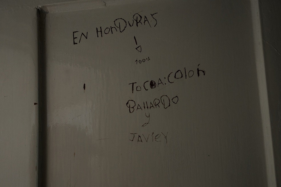 1. Graffiti tallado en la pared por niños migrantes de Honduras en una instalación de servicios familiares mexicanos.Dominic BraccoTegucigalpa: ciclos de violencia