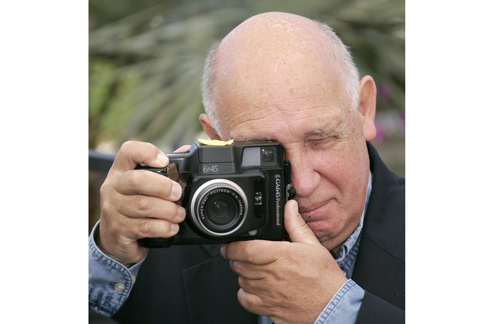 French Director Raymond Depardon takes a photograph during a photocall for the film "Chacun son Cinema" at the 60th Cannes Film Festival May 20, 2007.   REUTERS/Yves Herman   (FRANCE)