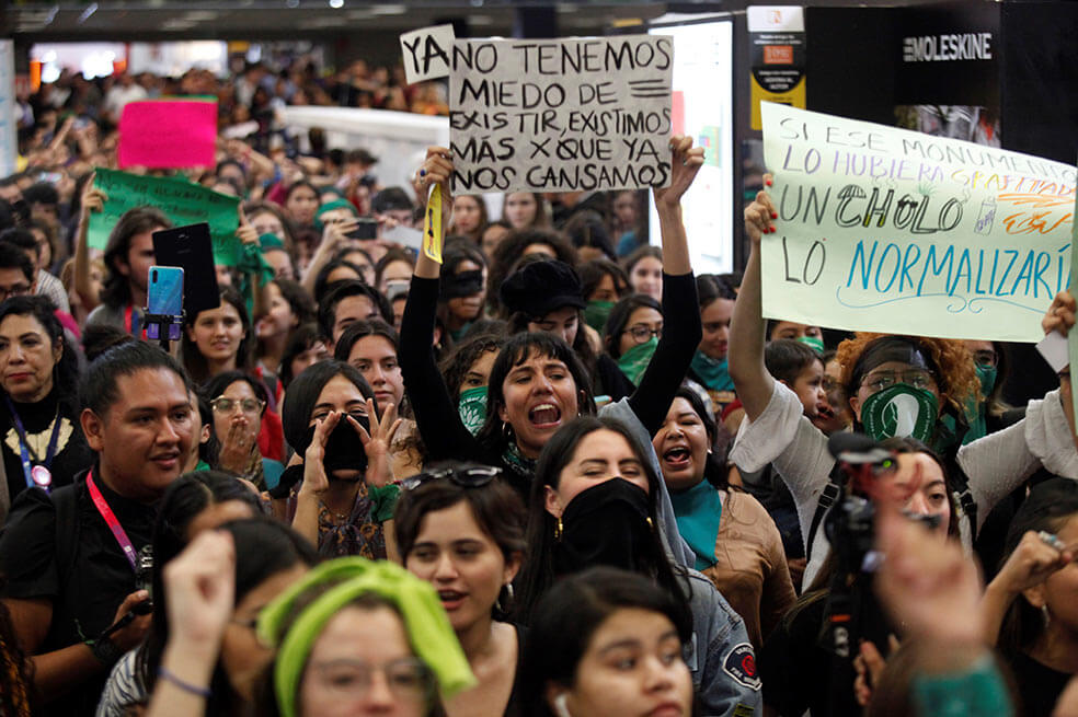 Varias mujeres se manifiestaron con la interpretación del tema "Un Violador en tu Camino", al interior de la Expo Guadalajara, donde se celebra la 33 edición de la Feria Internacional del Libro (FIL) de Guadalajara, en Jalisco (México).  / Foto: EFE/Francisco Guasco.