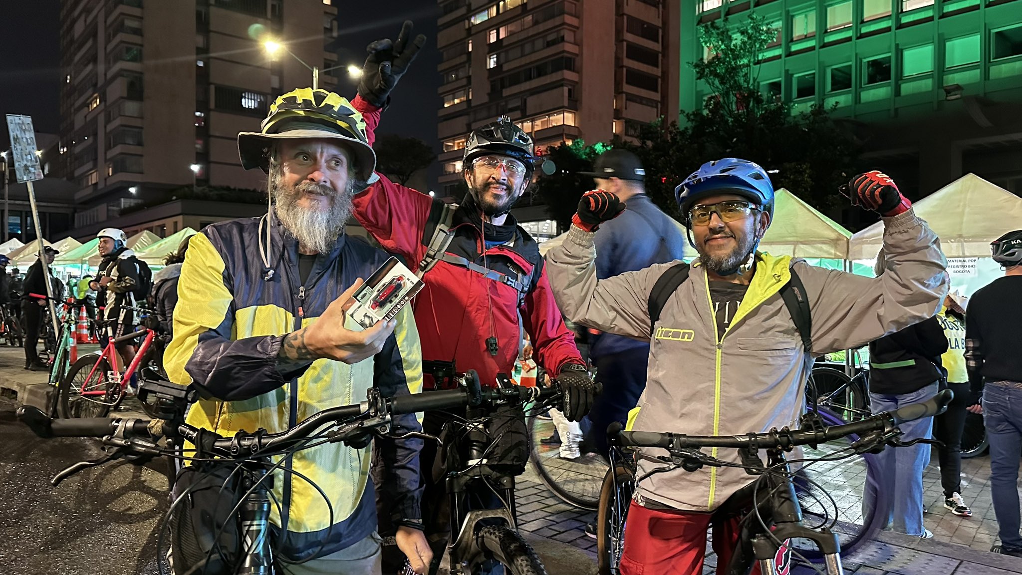 Ciclovía nocturna navideña en Bogotá avanza sin bloqueos