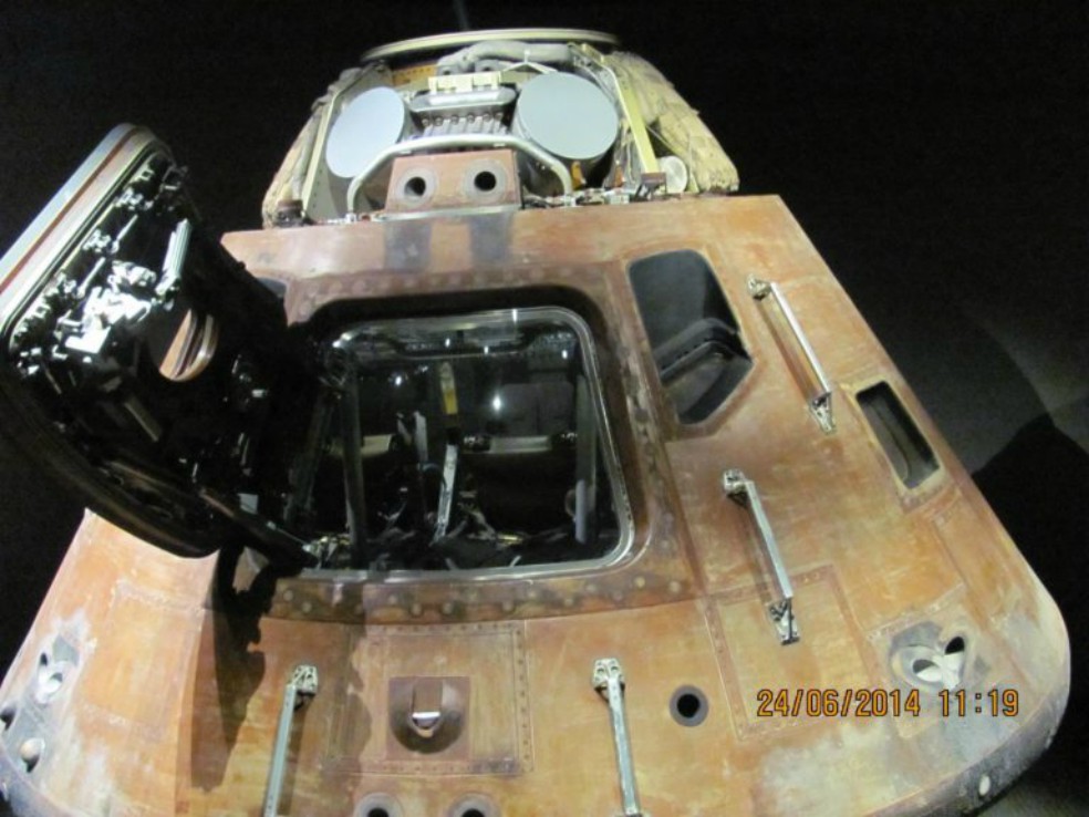 Módulo de mando del Apolo 14. Foto: Alberto BenavidesFoto: Alberto BenavidesCon forma de cono achatado, su función era servir de hábitat para los tres astronautas en su viaje de ida y vuelta entre la Tierra y la Luna. El módulo de comando se separaría junto con el módulo Lunar y el módulo de servicio en la última etapa del cohete Saturno V, minutos después del despegue. Toda la instrumentación (controles de vuelo, computadora de navegación, medidores digitales y análogos, etc.); los sistemas de mantenimiento de vida (oxígeno, reciclaje del dióxido de carbono, desechos, etc.) y lo relacionado con la habitabilidad (alimentos, agua, asientos, ventanas, etc.) estaban perfectamente empaquetados en un espacio de 3,9 metros de ancho por 3,2 metros de alto. Además, en su base estaba el escudo resistente al calor que protegería a la nave y a los astronautas de las altas temperaturas generadas al entrar en la atmósfera terrestre, y llevaba los paracaídas que se abrirían antes de caer al mar.