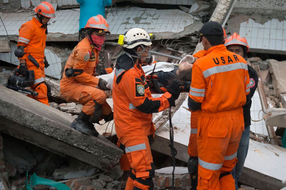 Indonesia intenta respirar tras terremoto y tsunami