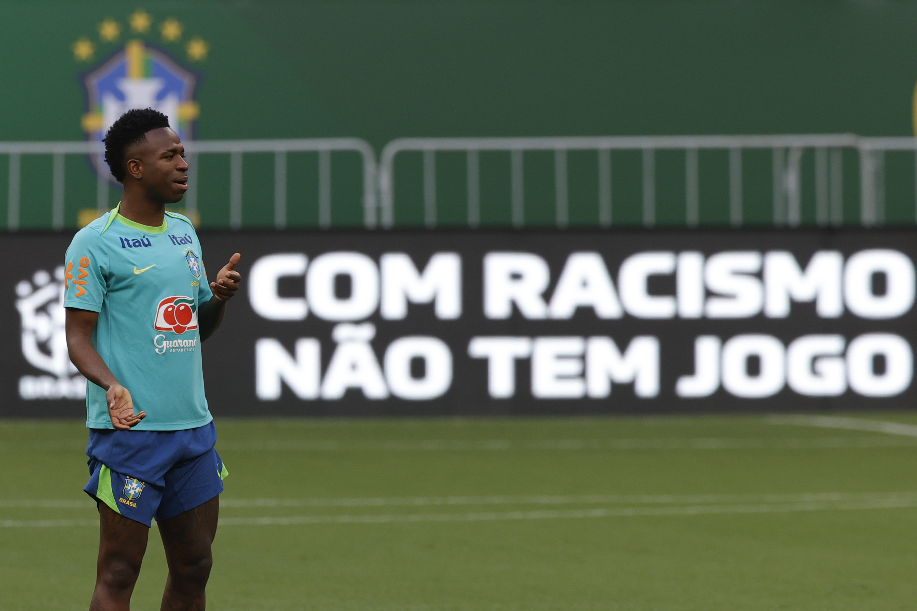 -FOTODELDÍA- AME725. BRASILIA (BRASIL), 19/03/2025.- Vinícius Jr de Brasil participa en un entrenamiento este miércoles, en el estadio Mané Garrincha en Brasilia (Brasil). Las selecciones de Brasil y Colombia se enfrentaran por la fecha 13 de las eliminatorias sudamericanas del Mundial 2026 EFE/ André Coelho