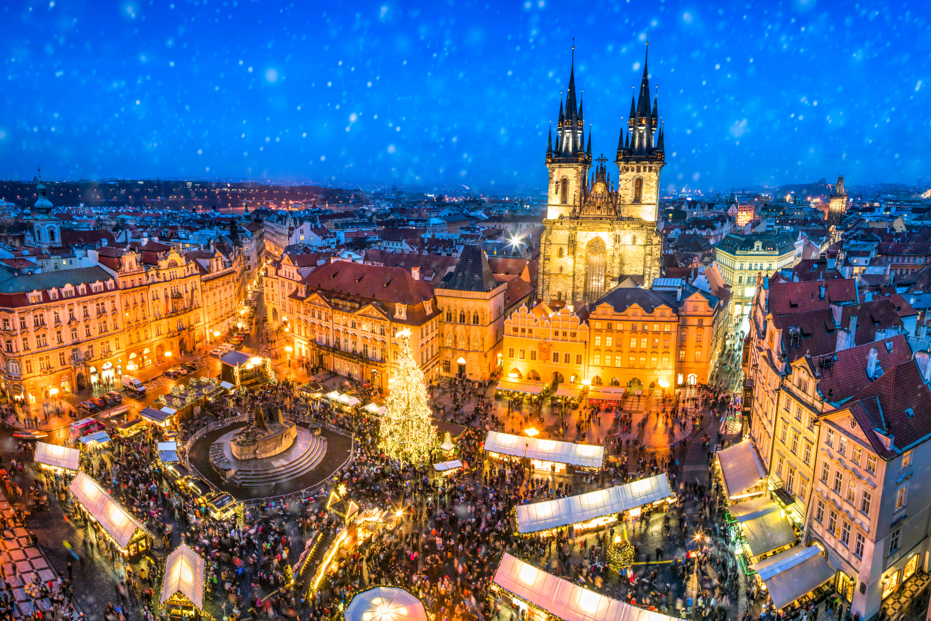 En la capital de la República Checa podemos encontrar uno de los árboles de Navidad más bonitos del mundo. Este se encuentra en medio del espectacular mercado navideño de Praga y a pocos metros de la Iglesia de Nuestra Señora de Tyn. No necesita más descripciones: basta verlo para enamorarse de él y el ambiente que lo circunda.