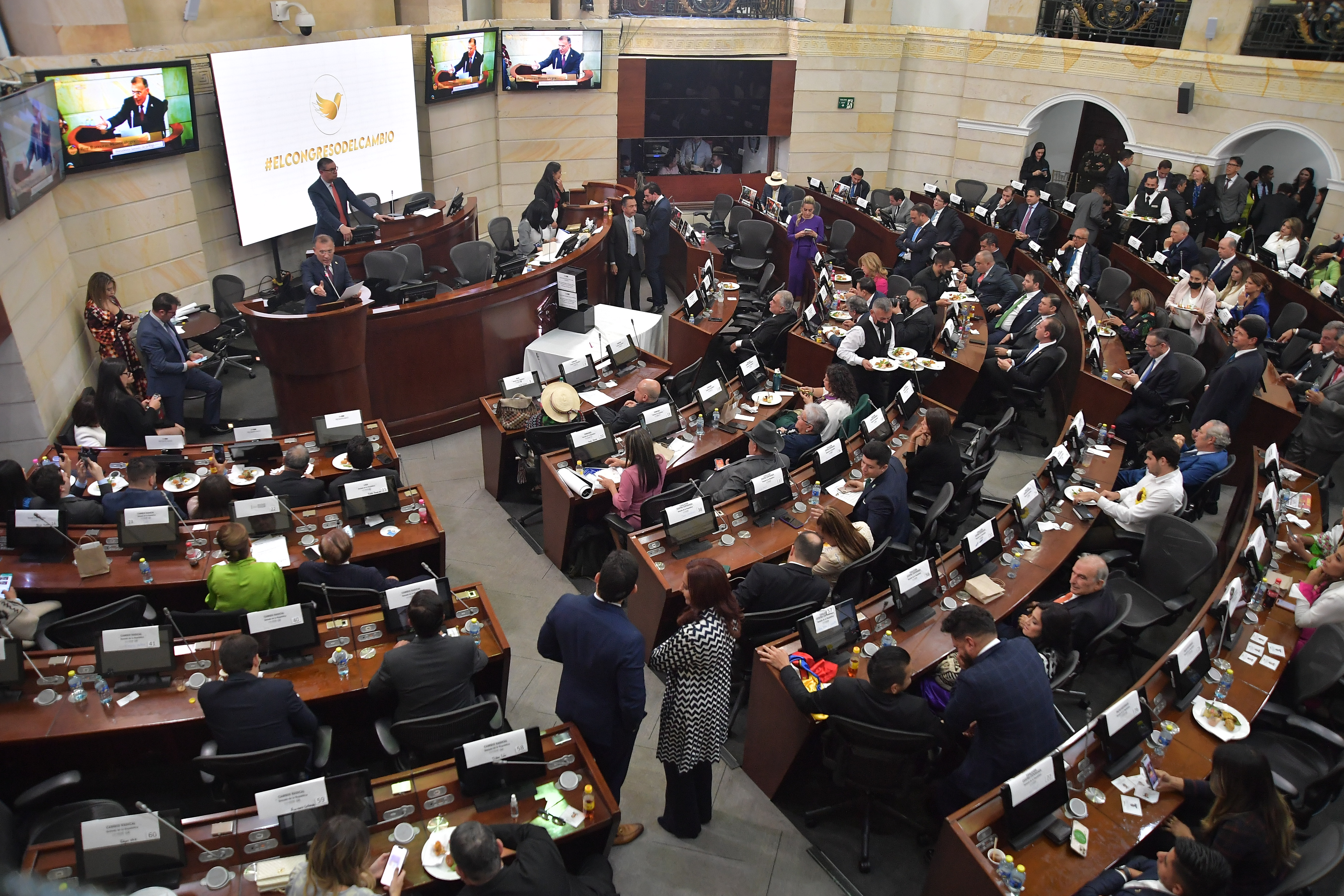 Reducir salario de congresistas: aprueban en primer debate proyecto del uribismo