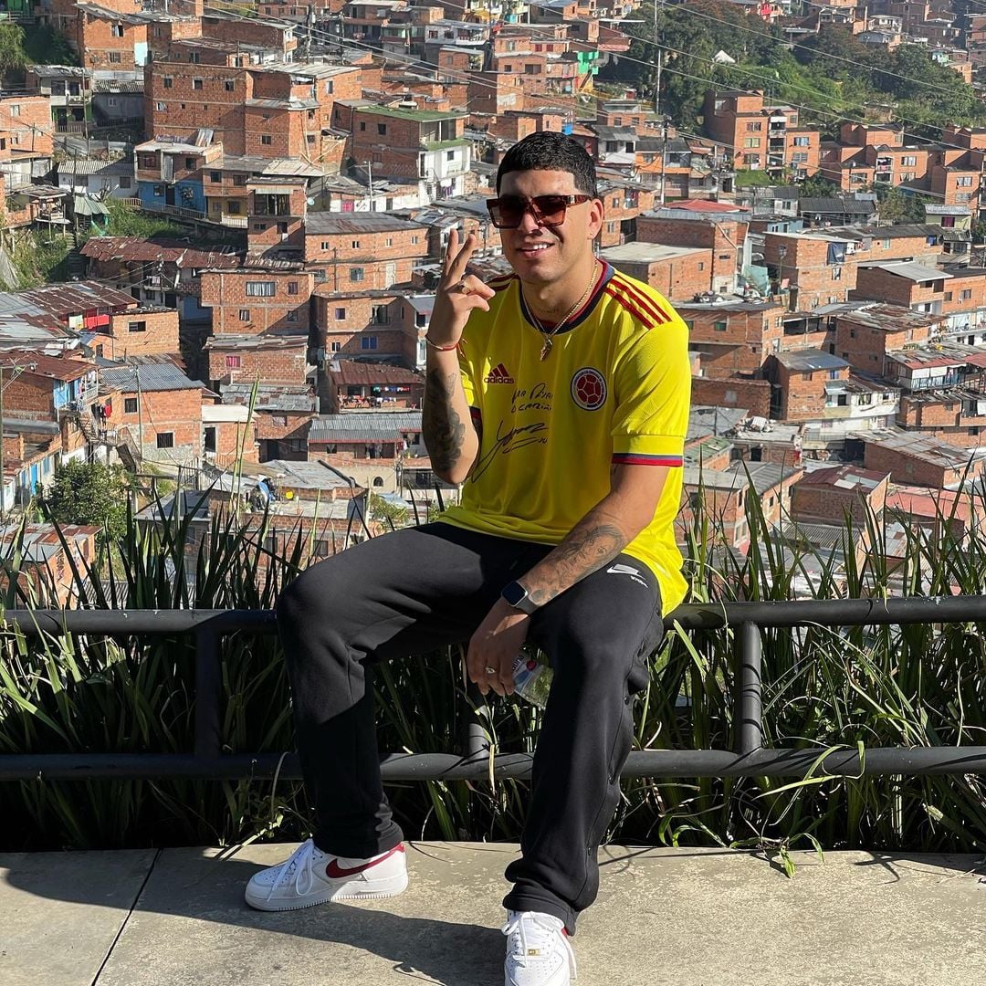 Ryan Castro recordó cuando cantaba en la calle con este viejo video