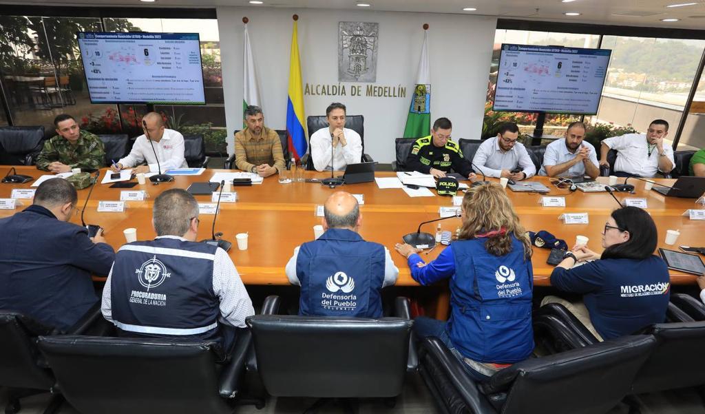 Una reunión de consejo de Seguridad. Una mesa larga con cerca de 13 personas, encabezadas por el alcalde de Medellín: Daniel Quintero.