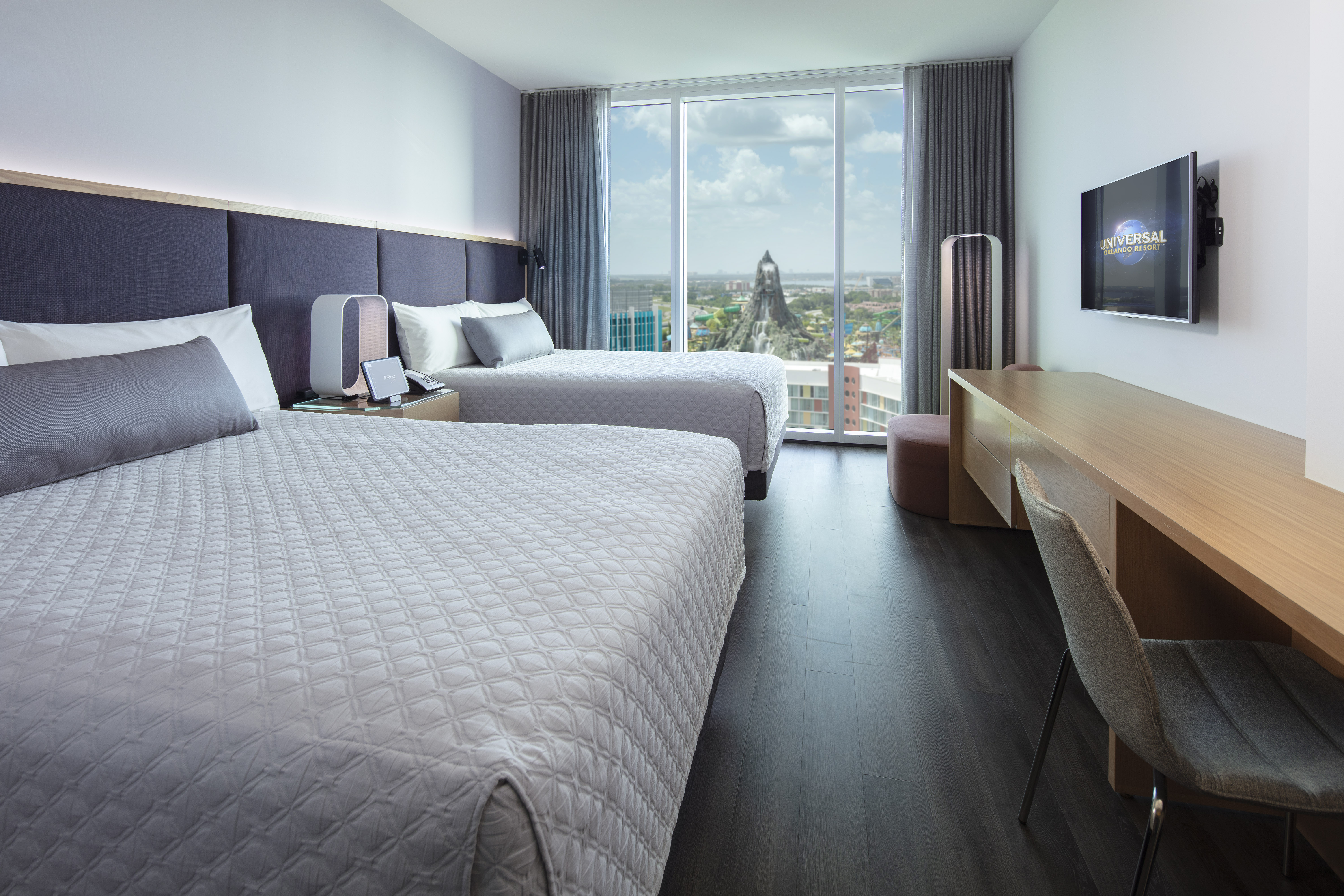 Si usted prefiere los hospedajes modernos, con estilo y tecnología, Universal’s Aventura Hotel es el indicato. Este lugar tiene muy buenas vistas a los tres parques temáticos de Universal Orlando. Además, se distingue por su diseño con espacios abiertos.
