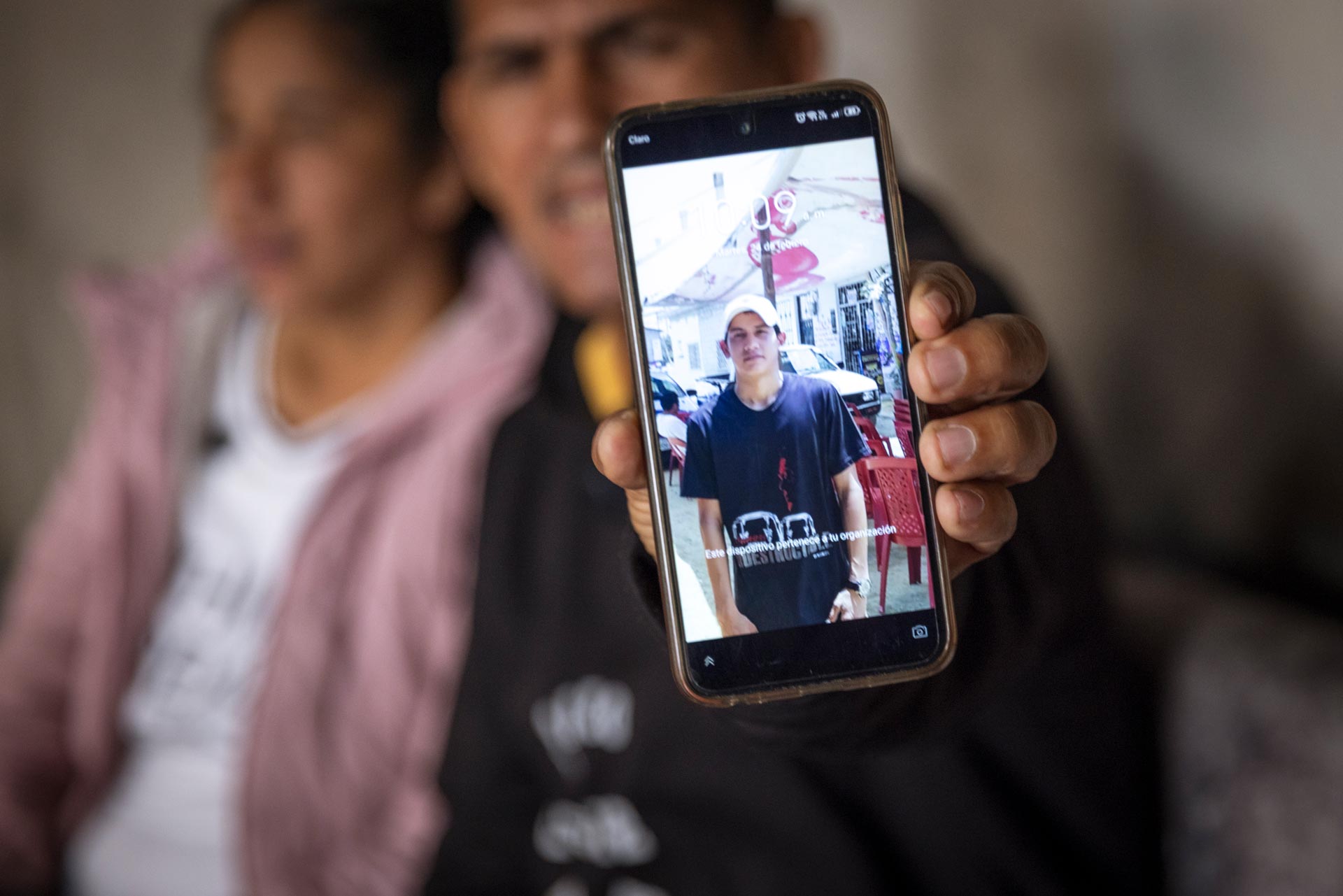 Elías Gregorio Bodero tenía 35 años. Era guayaquileño. Su padre sostiene una fotografía suya el día en que el que salió de un centro de rehabilitación para superar la adicción a las sustancias.