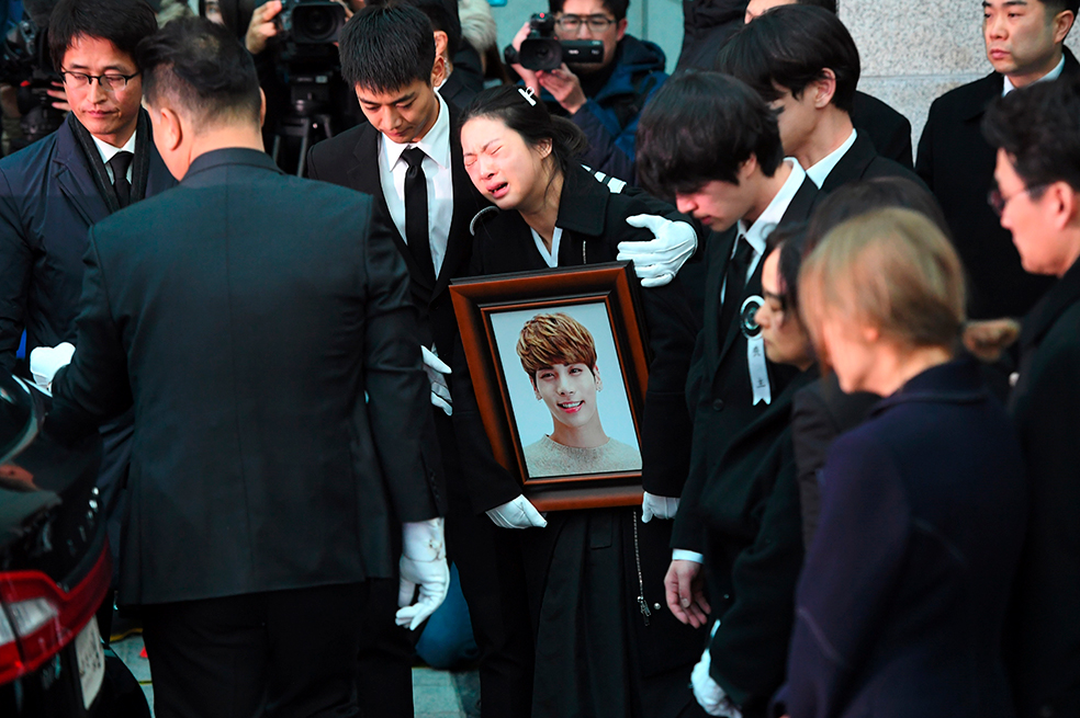 Estrellas del k-pop y fans lloran a Kim Jong-hyun en funeral masivo