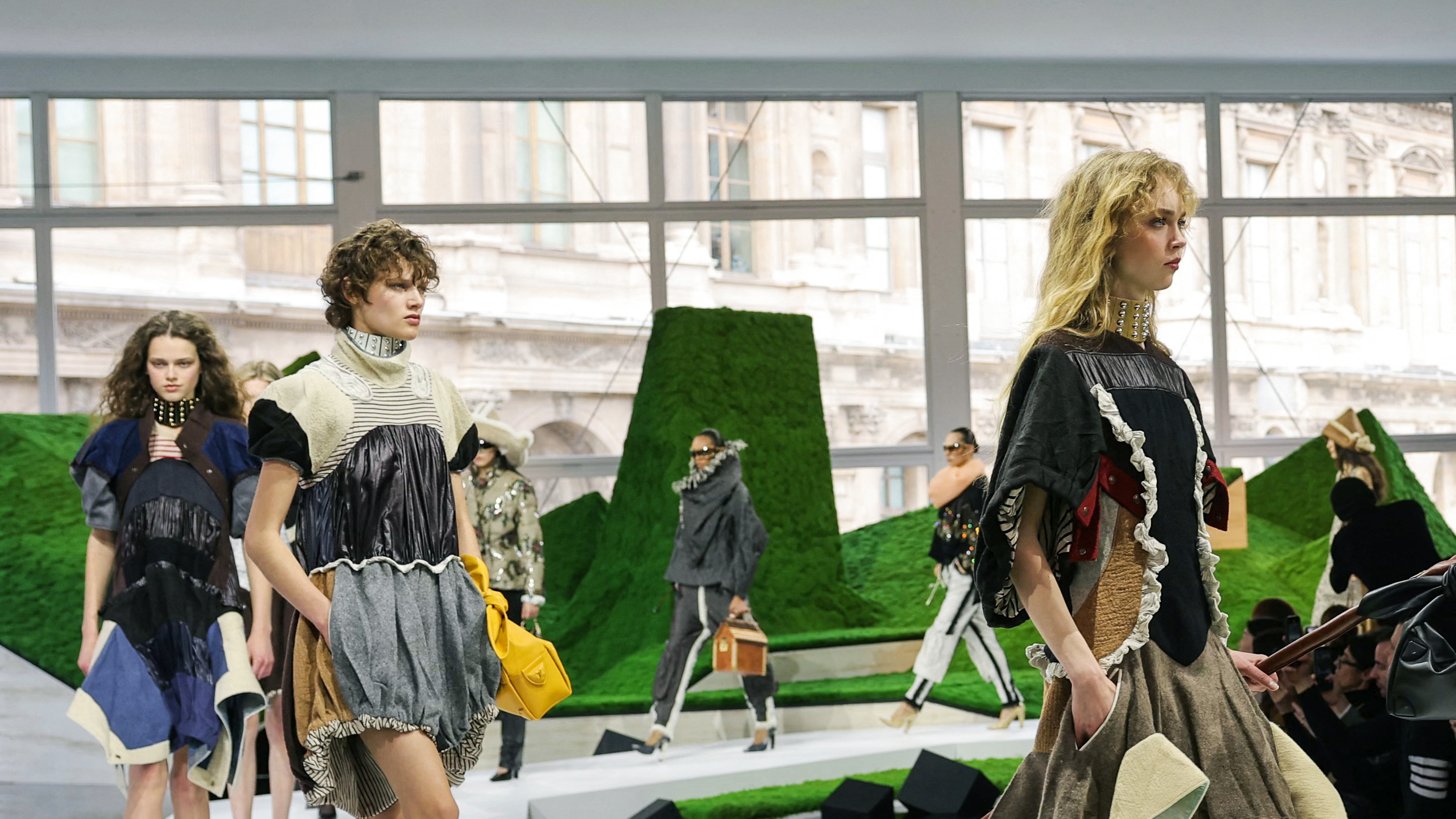 La escenografía del desfile recreó un paisaje montañoso que remitía al Jura, en el este de Francia, en línea con una propuesta que Nicolas Ghesquière concibió bajo la idea de “Super Nature”.