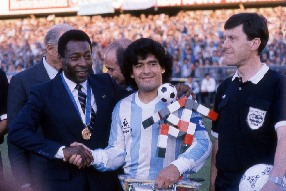 Video: el icónico momento en el que Pelé y Maradona hicieron “cabecitas” en vivo