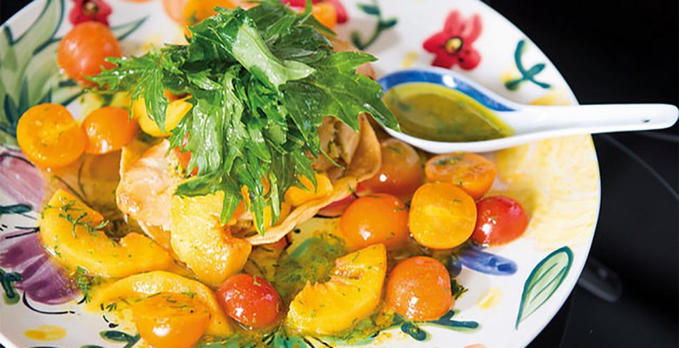 Ensalada de pollo sobre tortilla de maíz