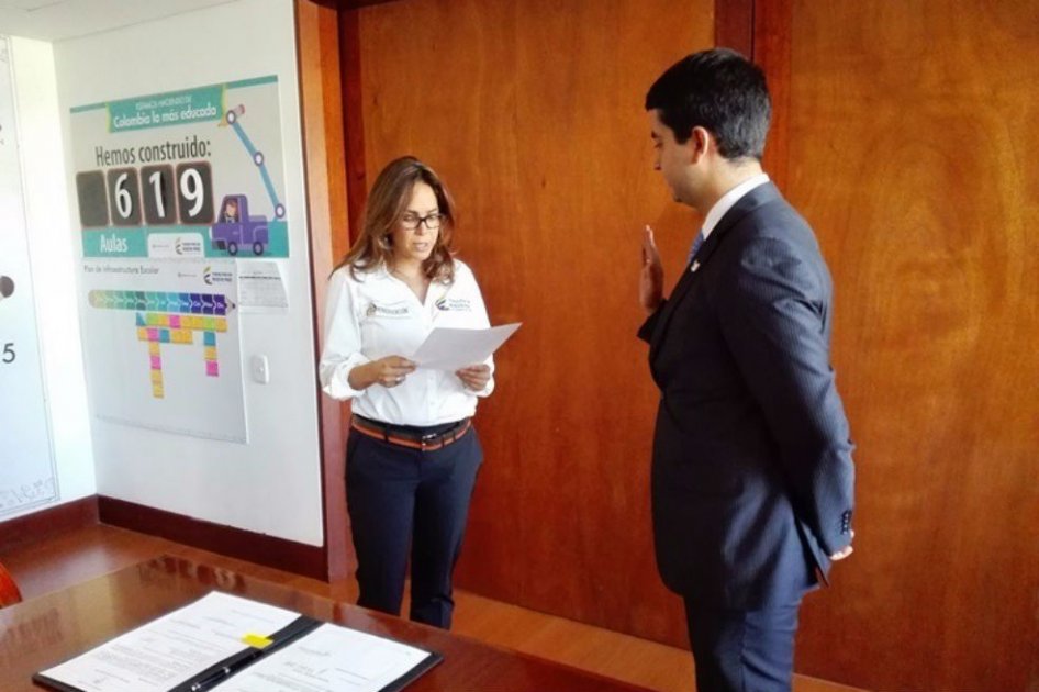 Víctor Saavedra se posesiona como viceministro de Educación Preescolar, Básica y Media