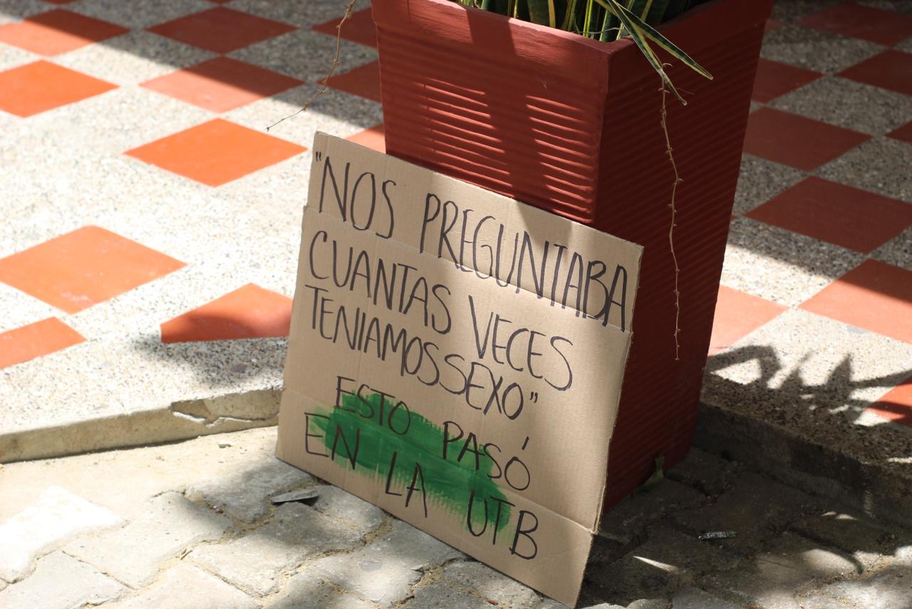 Las estudiantes contaron sus testimonios a través de carteles que pegaron en las paredes de la UTB en Cartagena.