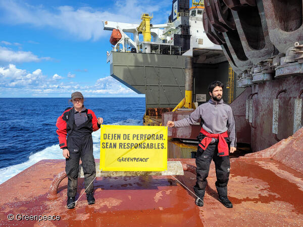Activistas abordaron un barco de Shell en rechazo a las extracciones de petróleo