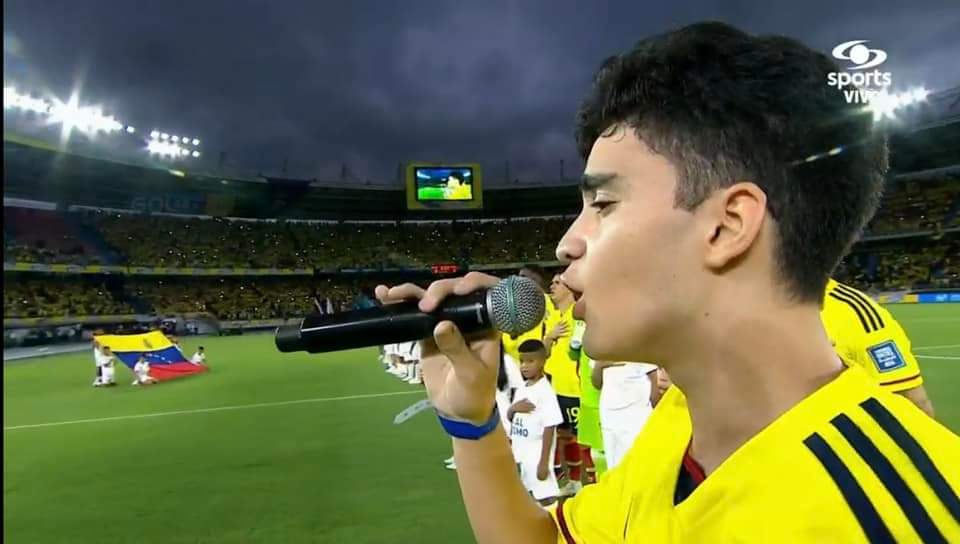 ¿Quién es el joven que cantó el himno en el partido Colombia vs. Venezuela?