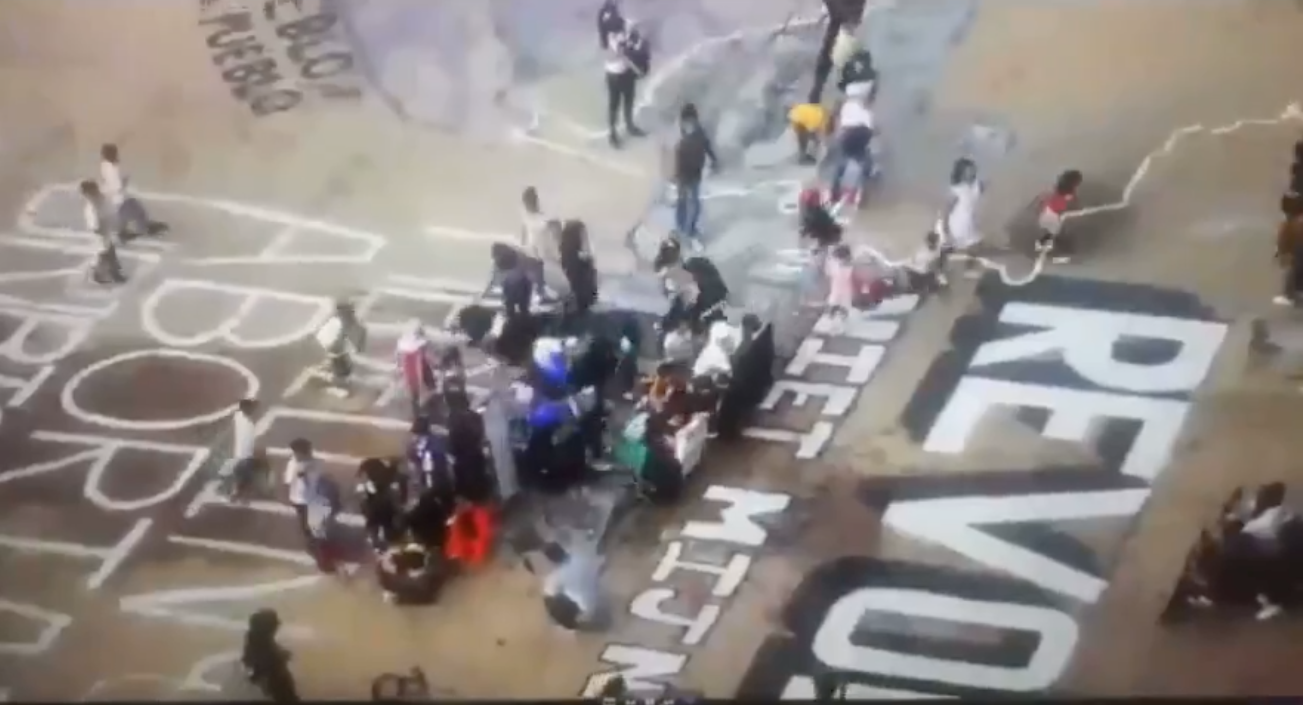 Duras reacciones a video de niños entrenados por primera línea en Medellín