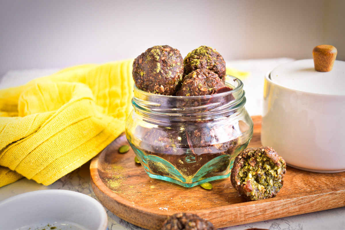 Una receta fácil y nutritiva: bolitas de matcha y chocolate