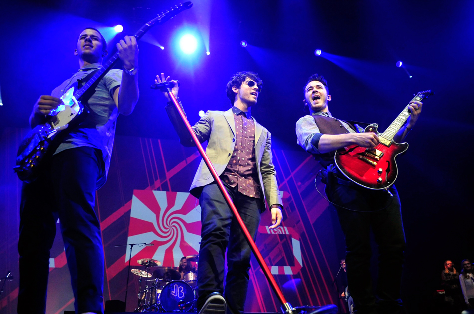 Jonas Brothers hacen enloquecer a un público adolescente en Viña del Mar