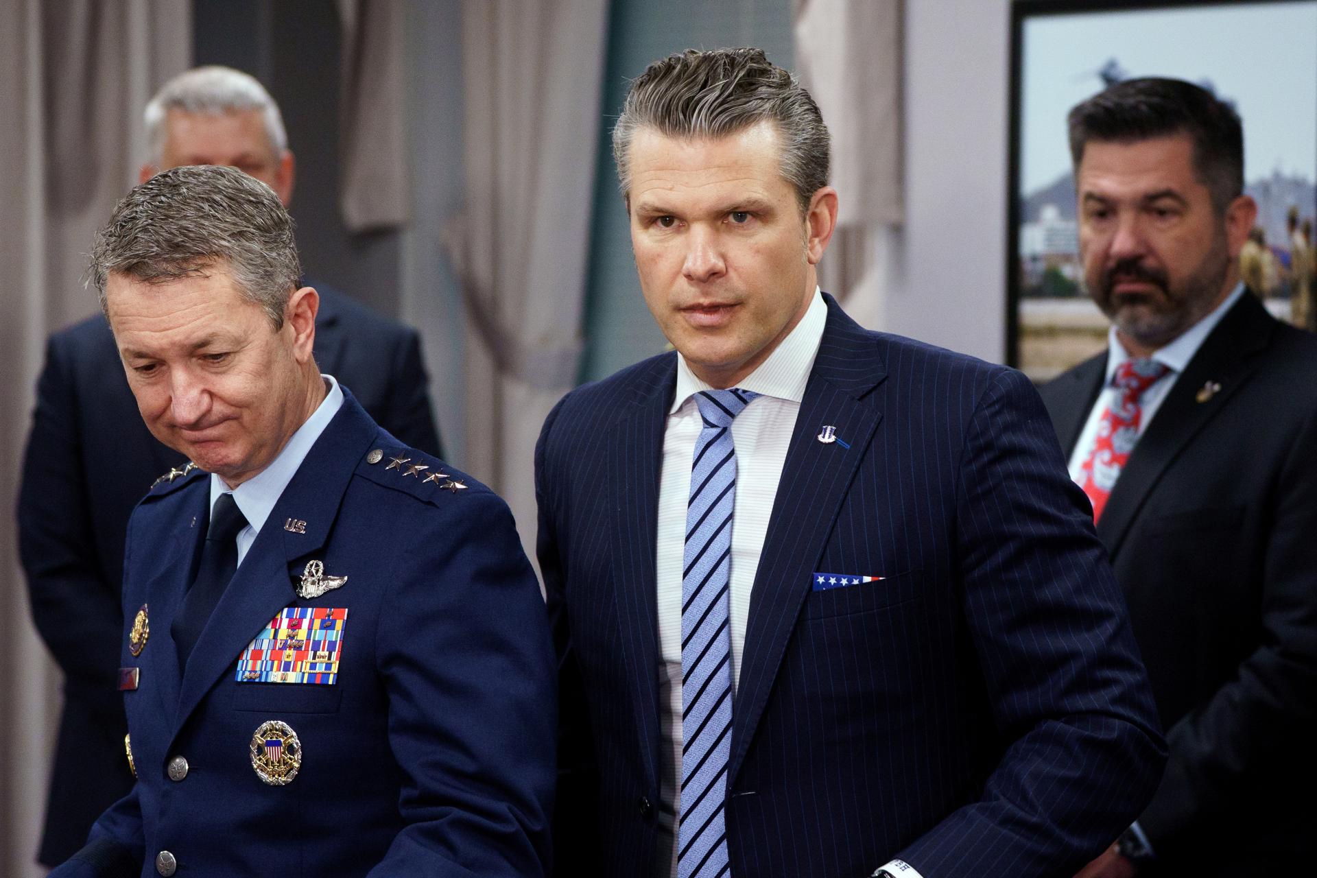 Pete Hegseth, jefe del Pentágono, ordena recorte del 20 % en la cúpula militar