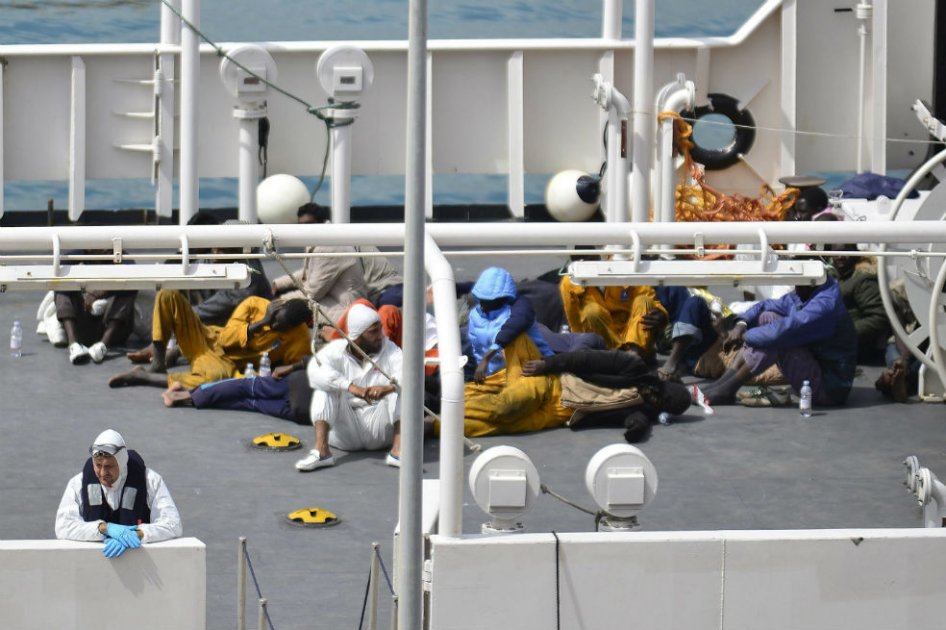 Barco con más de 300 inmigrantes se hundió en el Mediterráneo
