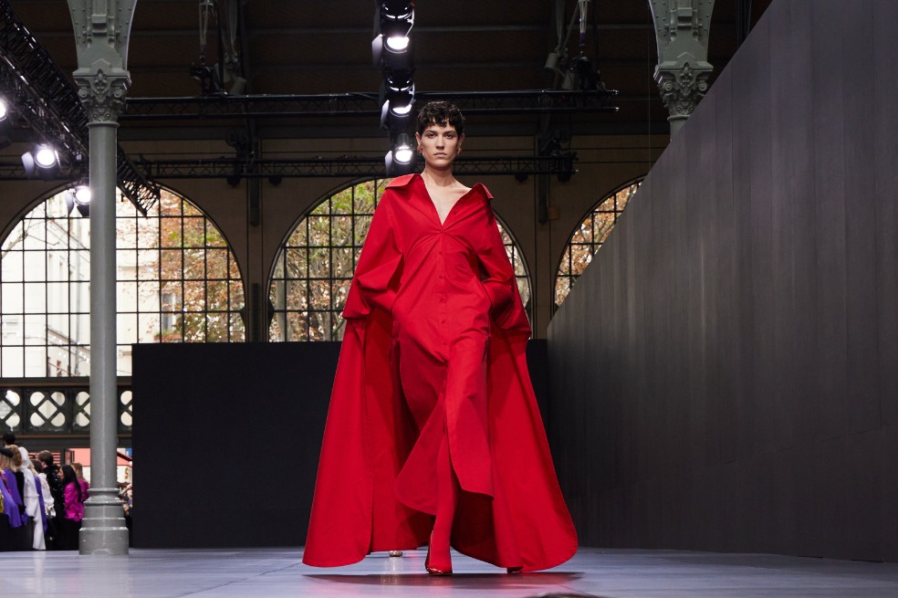 El color seguirá siendo tendencia, así lo afirma Valentino
