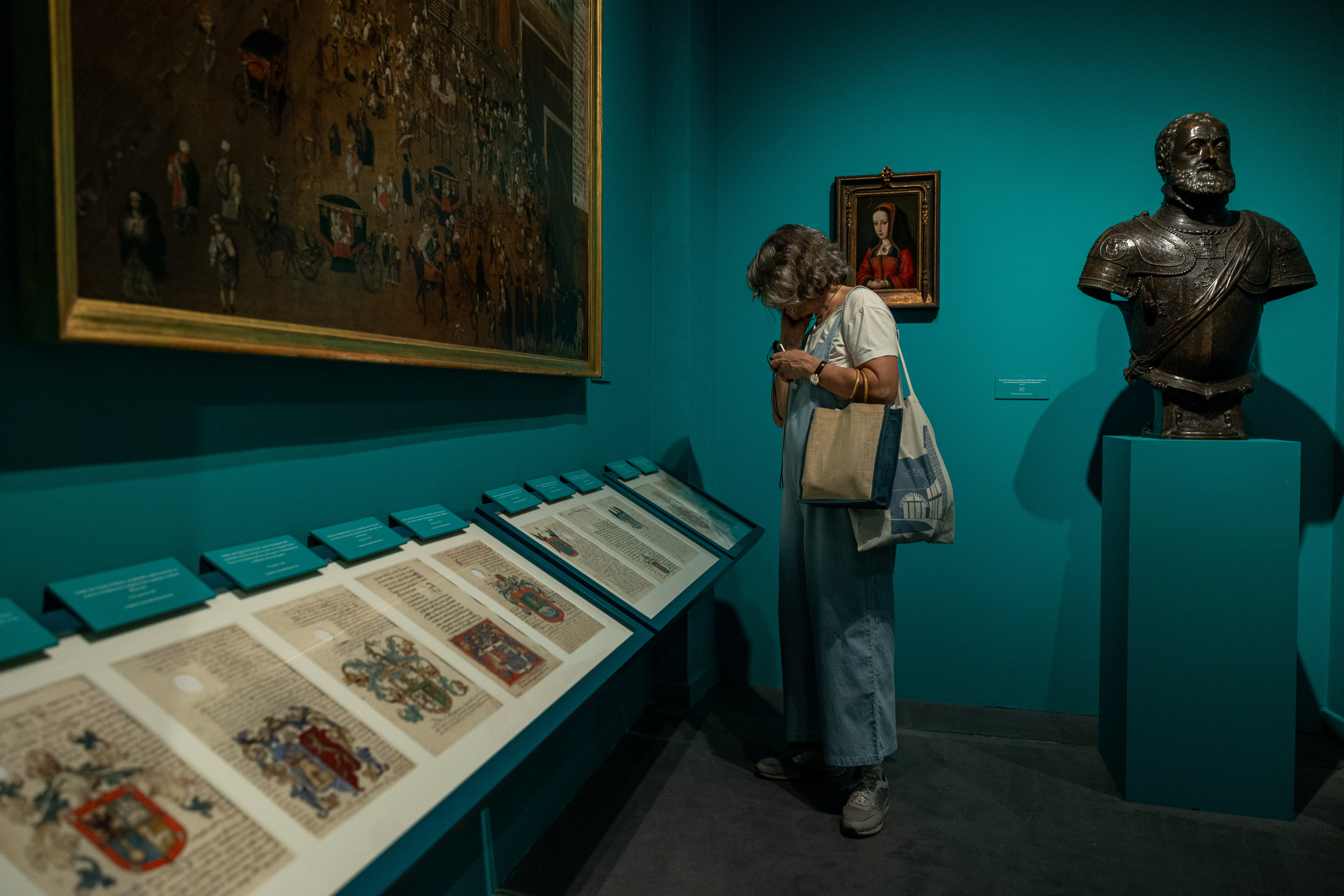 FOTODELDÍA MADRID, 19/09/2024.- La Fundación Casa de Alba presenta la exposición 'Cartas de Colón. América en la Casa de Alba' que incluye parte del patrimonio americano conservado en la colección familiar, en el que destacan los 24 autógrafos de Cristóbal Colón. EFE/ Daniel Gonzalez