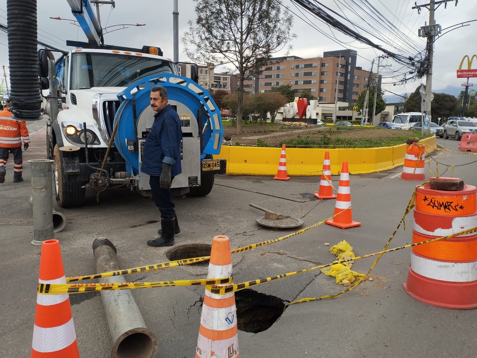 Suspenden restricción de vehículos de carga en Chía por cráter en la malla vial