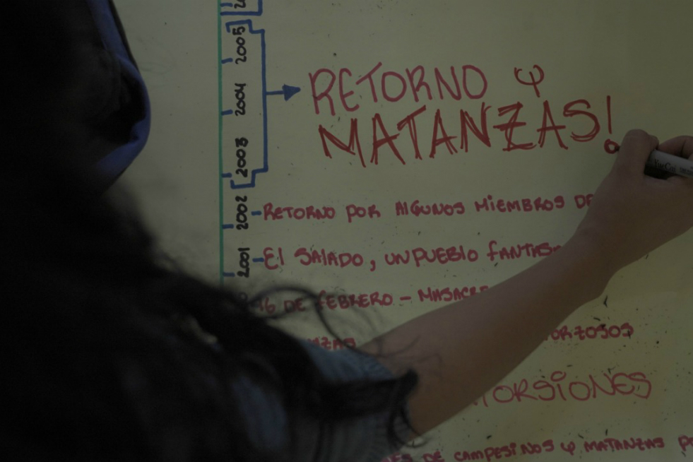 “Antes, la guerrilla y los paracos se apropiaron de nuestro territorio y hoy nosotros queremos hacer lo mismo, pero con la memoria”, dijo una de las estudiantes en el ejercicio de memoria realizado en la escuela de bachillerato de El Salado.Iván Muñoz